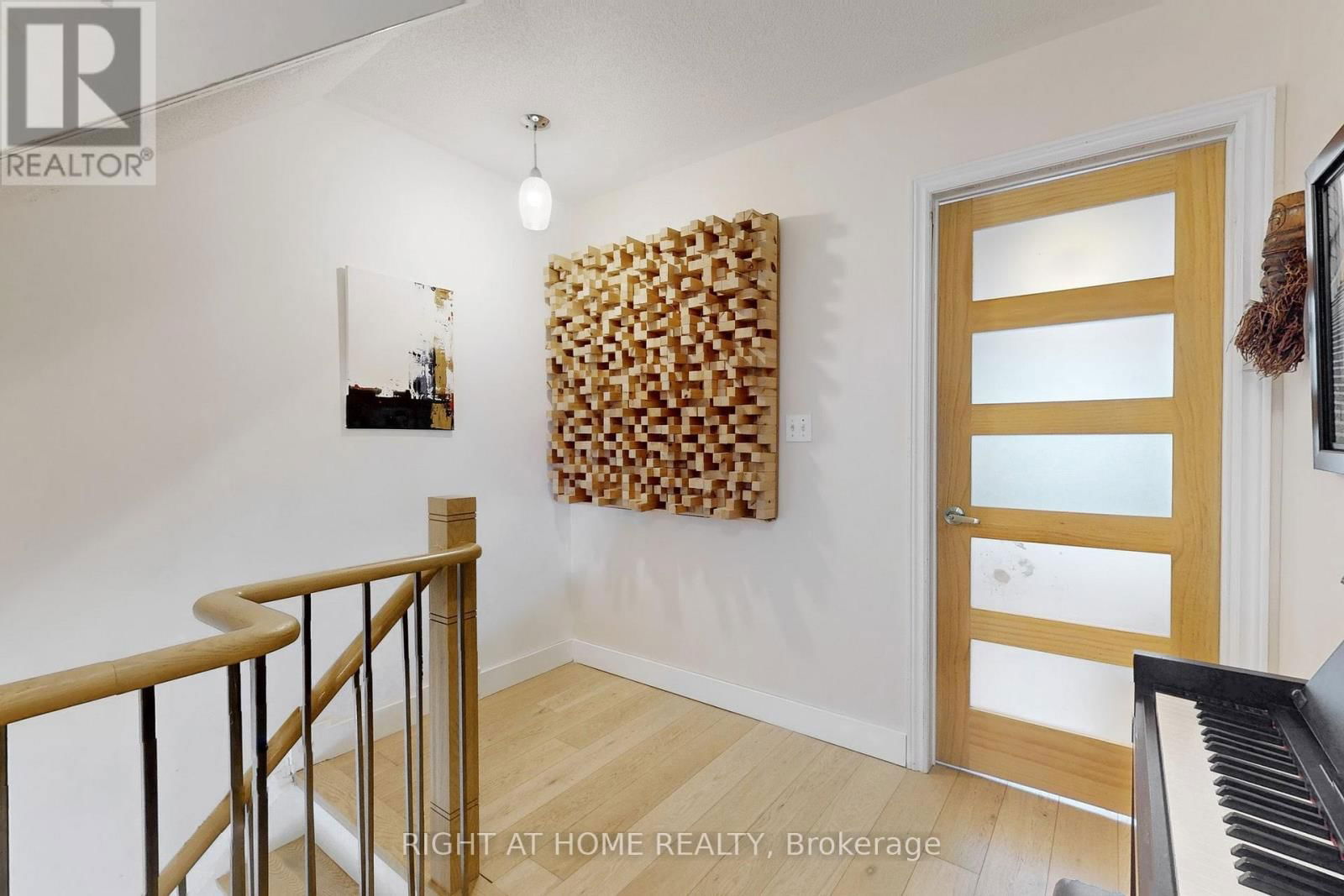6 GROGAN MEWS Image 10