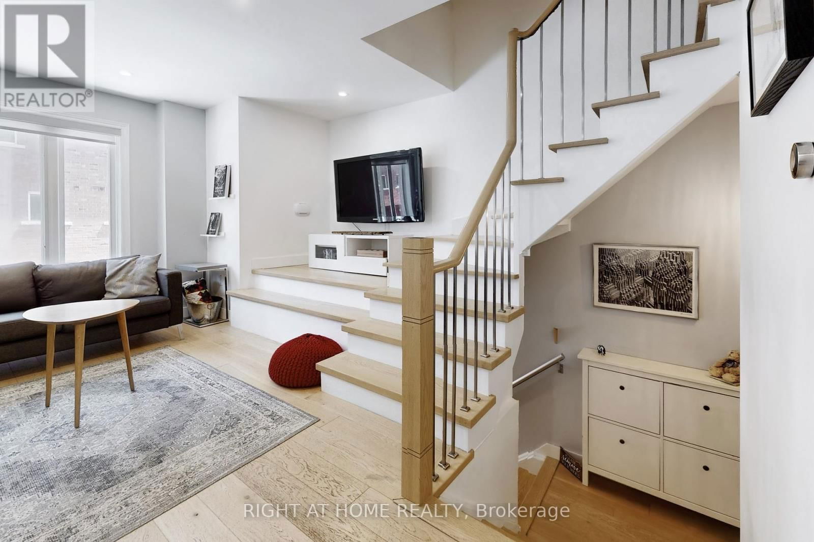 6 GROGAN MEWS Image 3