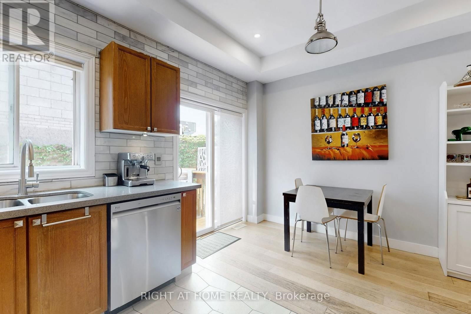 6 GROGAN MEWS Image 7