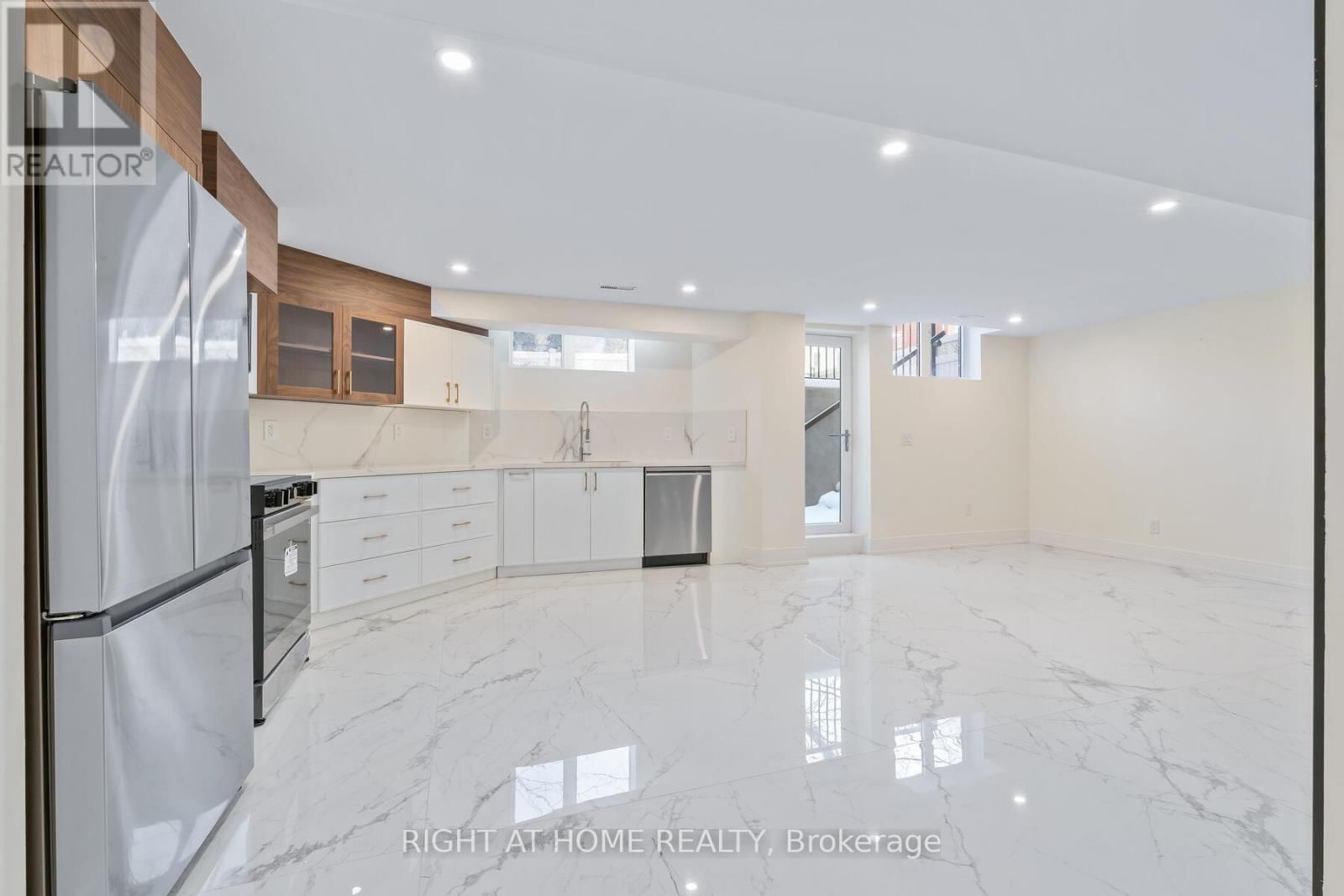 3352 PETRIE WAY Image 36