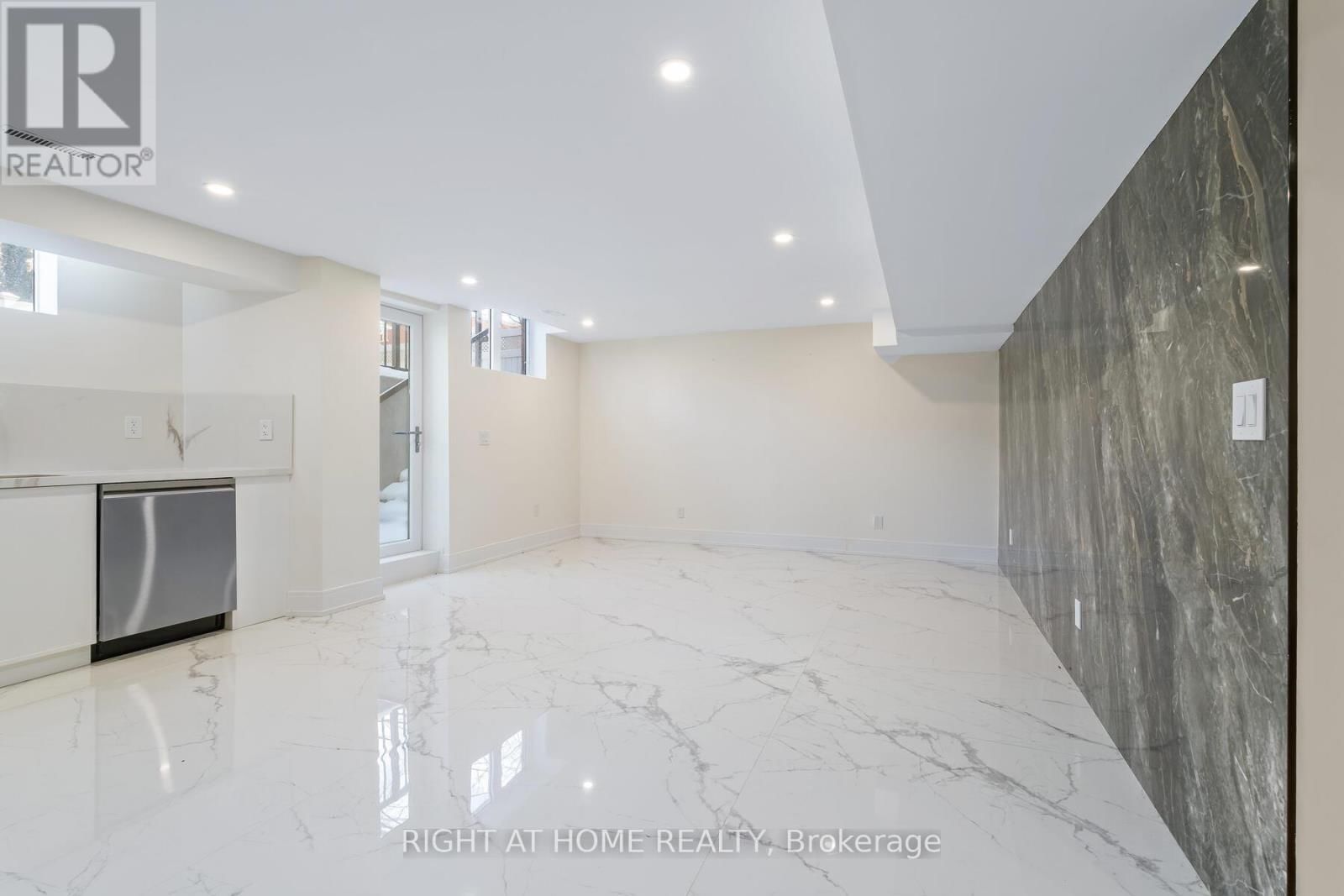 3352 PETRIE WAY Image 37