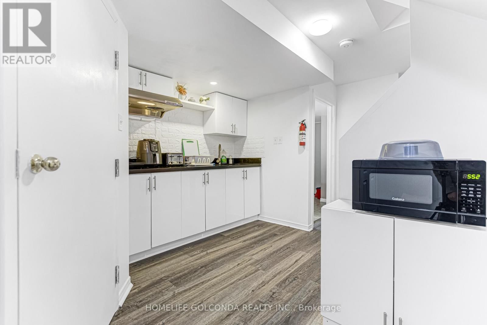 22 TROYER AVENUE Image 9