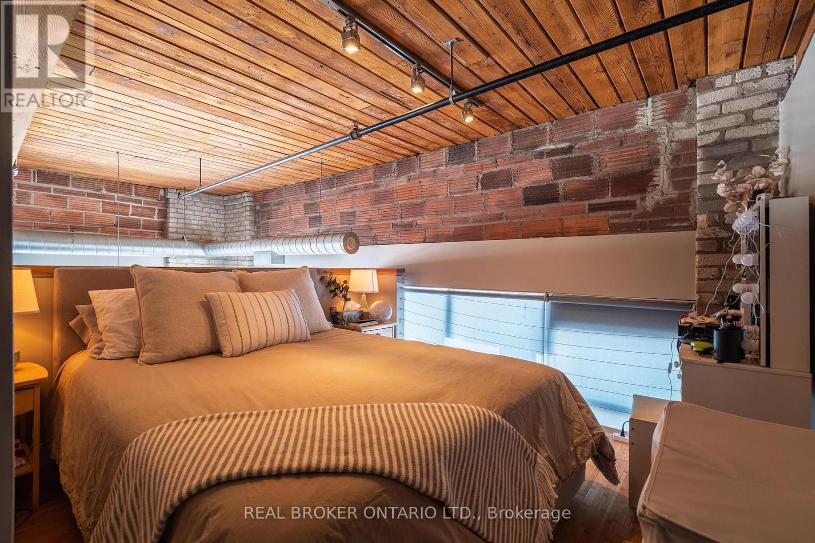 PH3 - 2154 DUNDAS STREET WEST Image 21