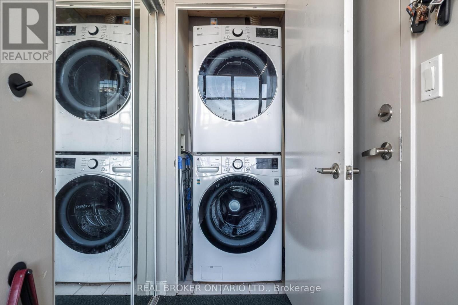 PH3 - 2154 DUNDAS STREET WEST Image 27