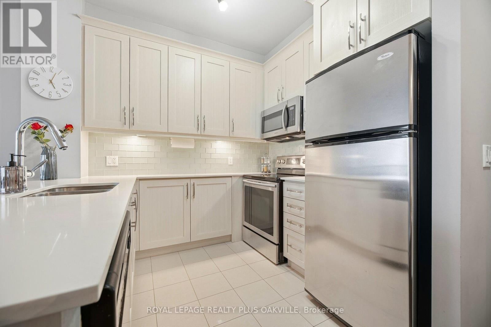 607 - 2470 PRINCE MICHAEL DRIVE Image 12