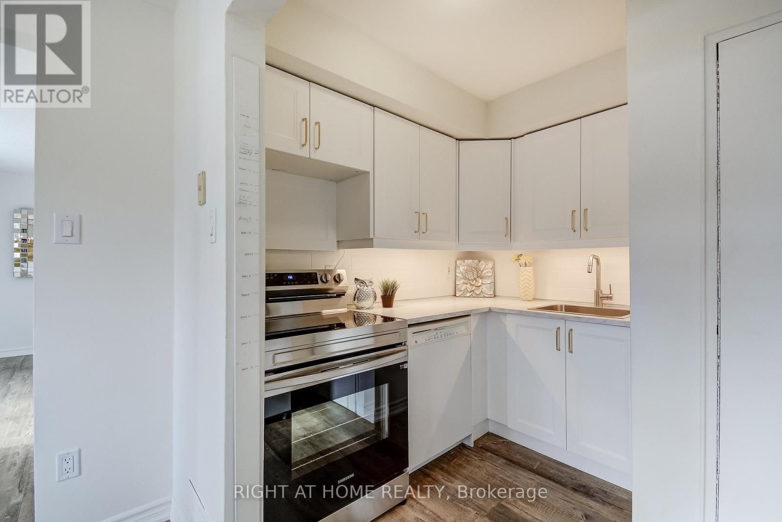 6 - 475 CLARIDGE ROAD Image 21