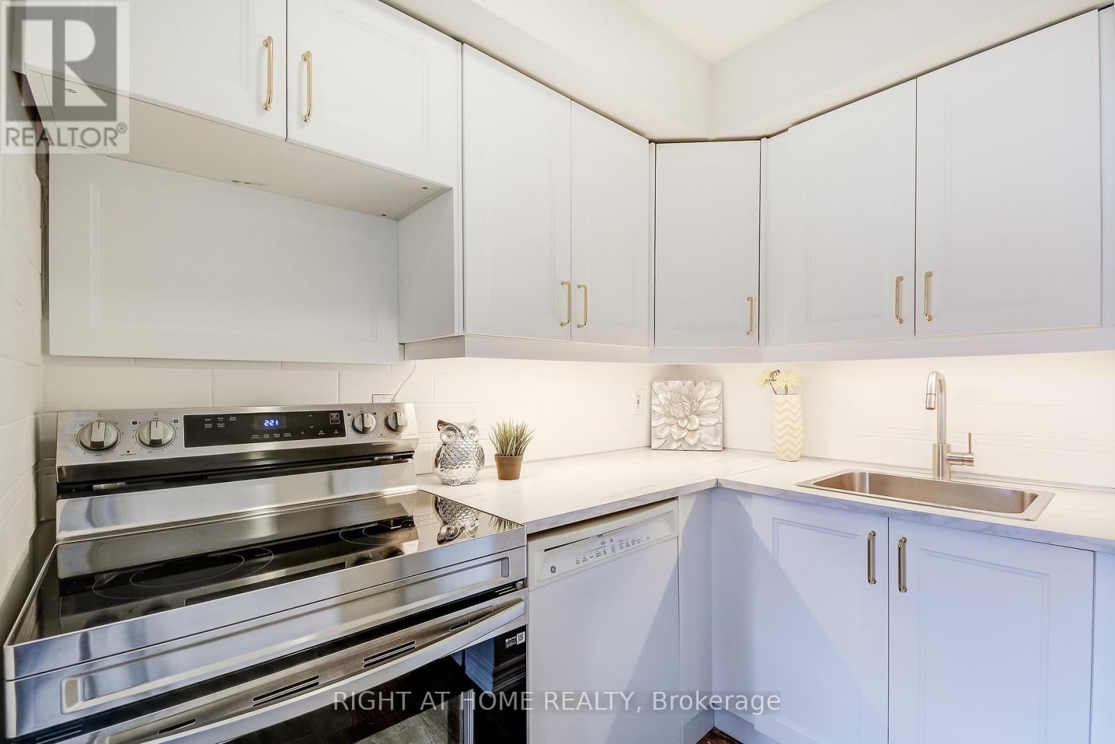 6 - 475 CLARIDGE ROAD Image 22