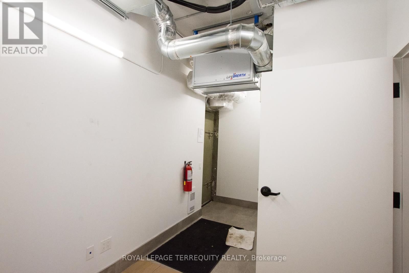 Main - 3042 BLOOR STREET WEST Image 17