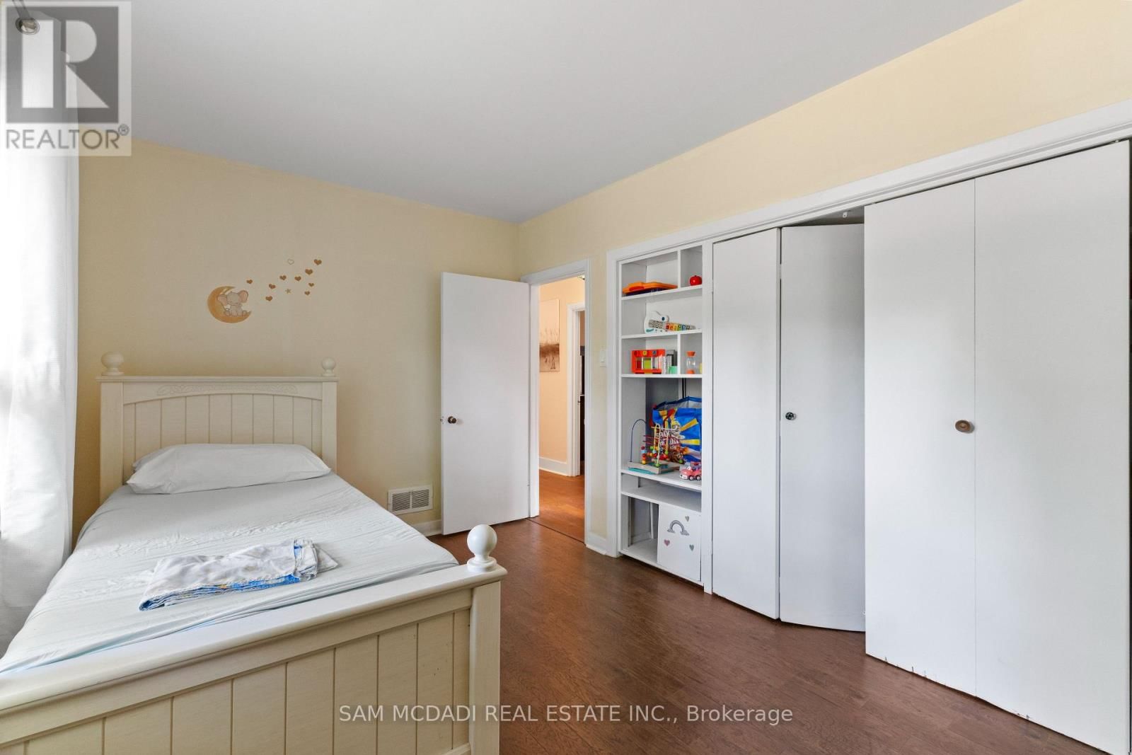 415 COUNTRY CLUB CRESCENT Image 23