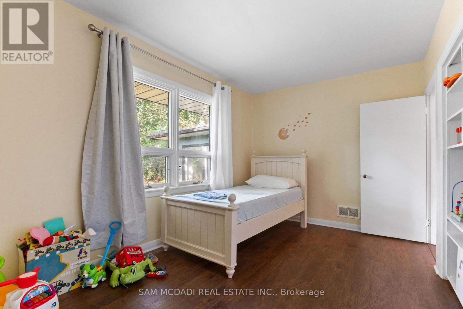 415 COUNTRY CLUB CRESCENT Image 24