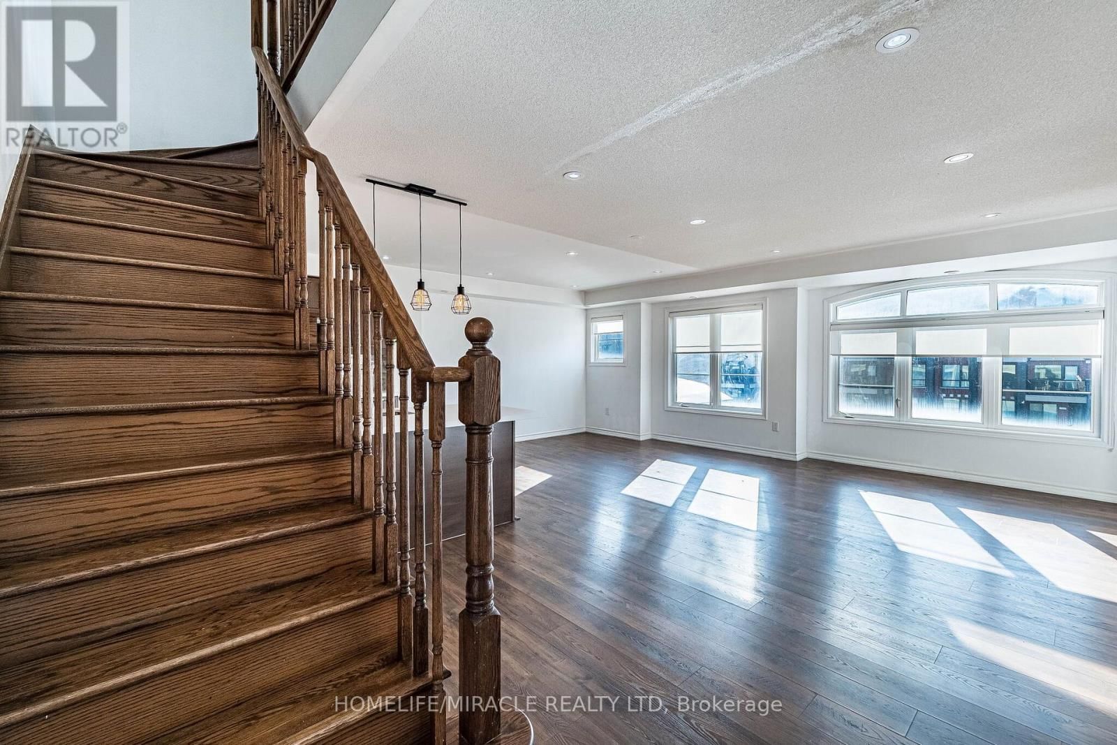 98 - 200 VETERANS DRIVE Image 8