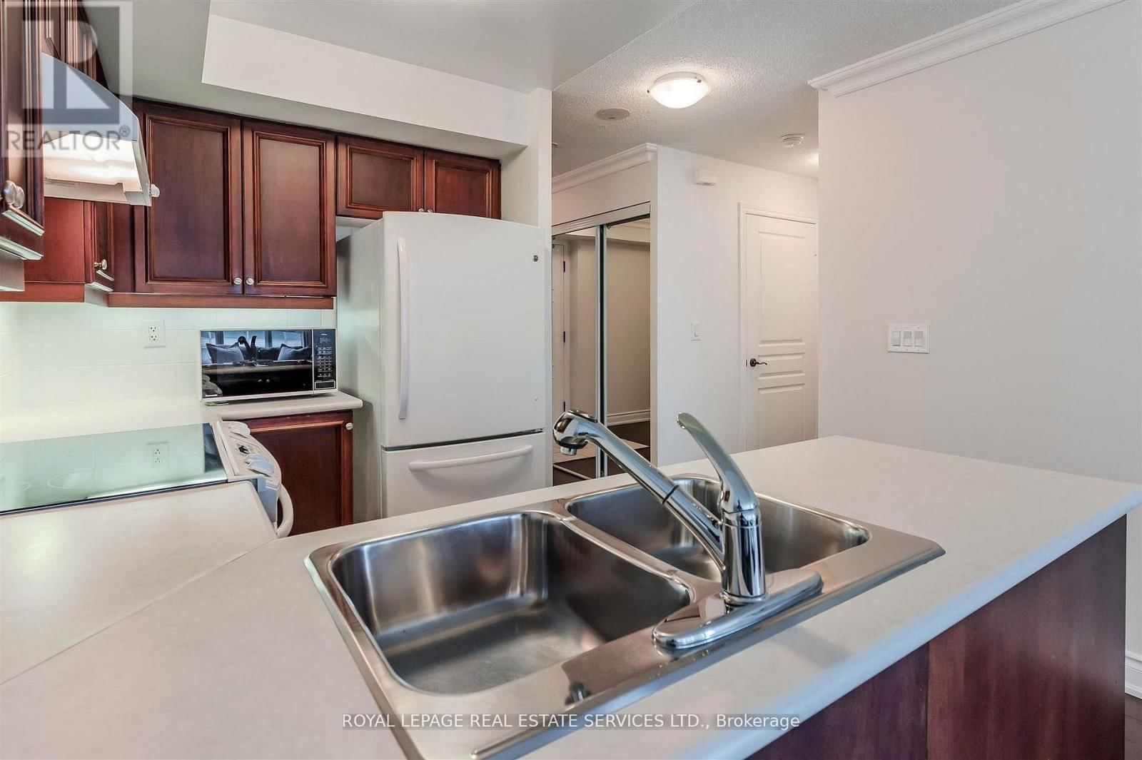 1109 - 3 MARINE PARADE DRIVE Image 9