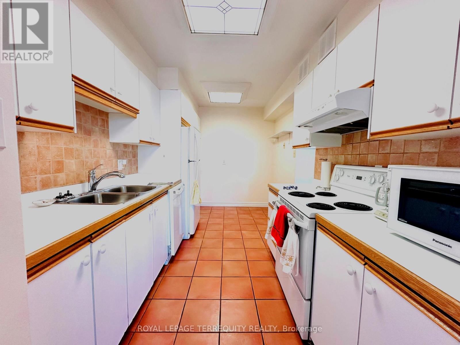 2212 - 155 MARLEE AVENUE Image 6