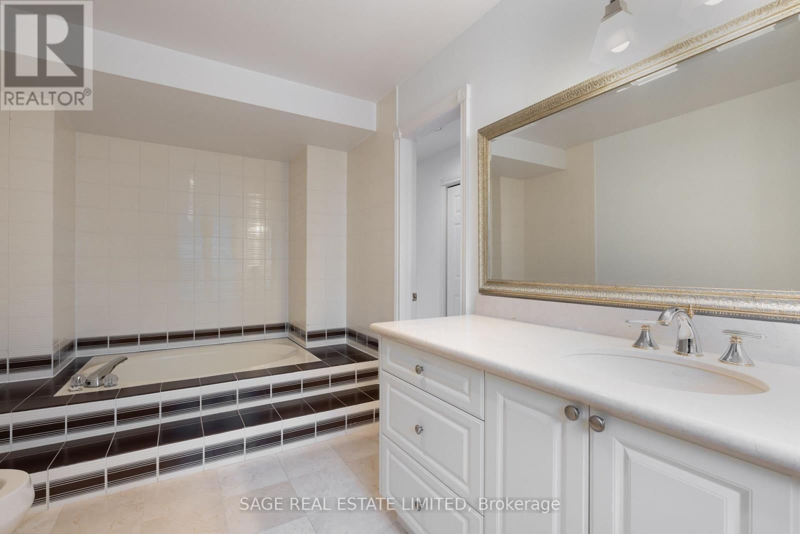 172 BURNHAMTHORPE ROAD Image 36