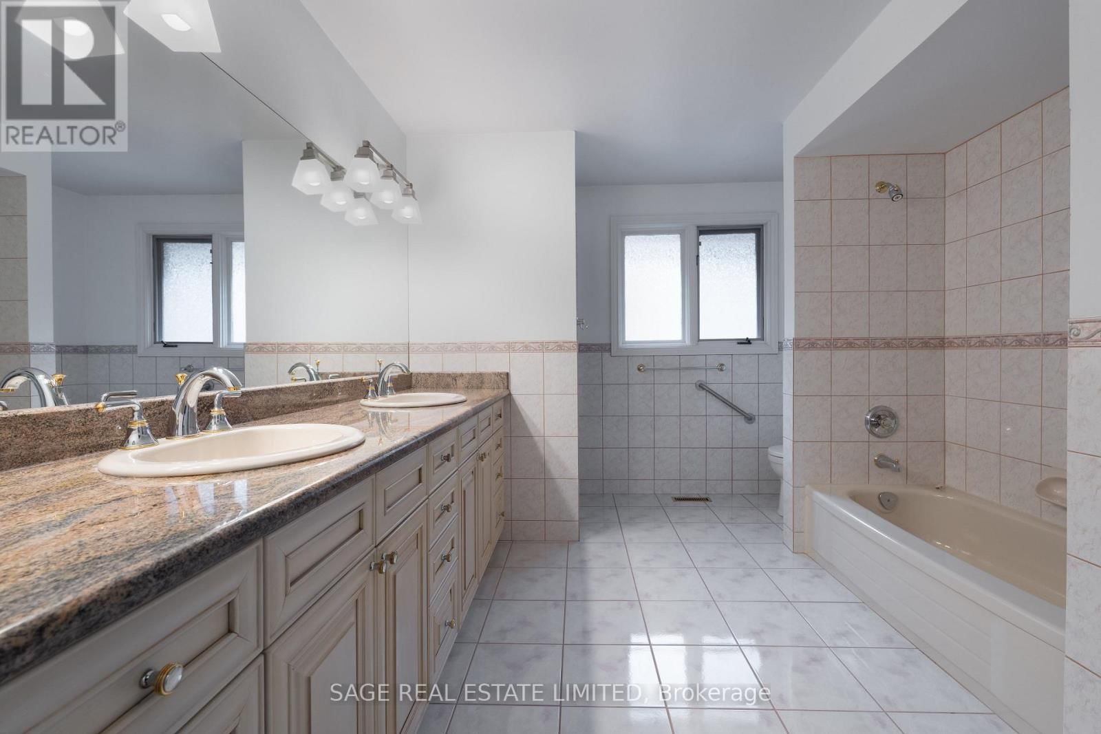 172 BURNHAMTHORPE ROAD Image 43