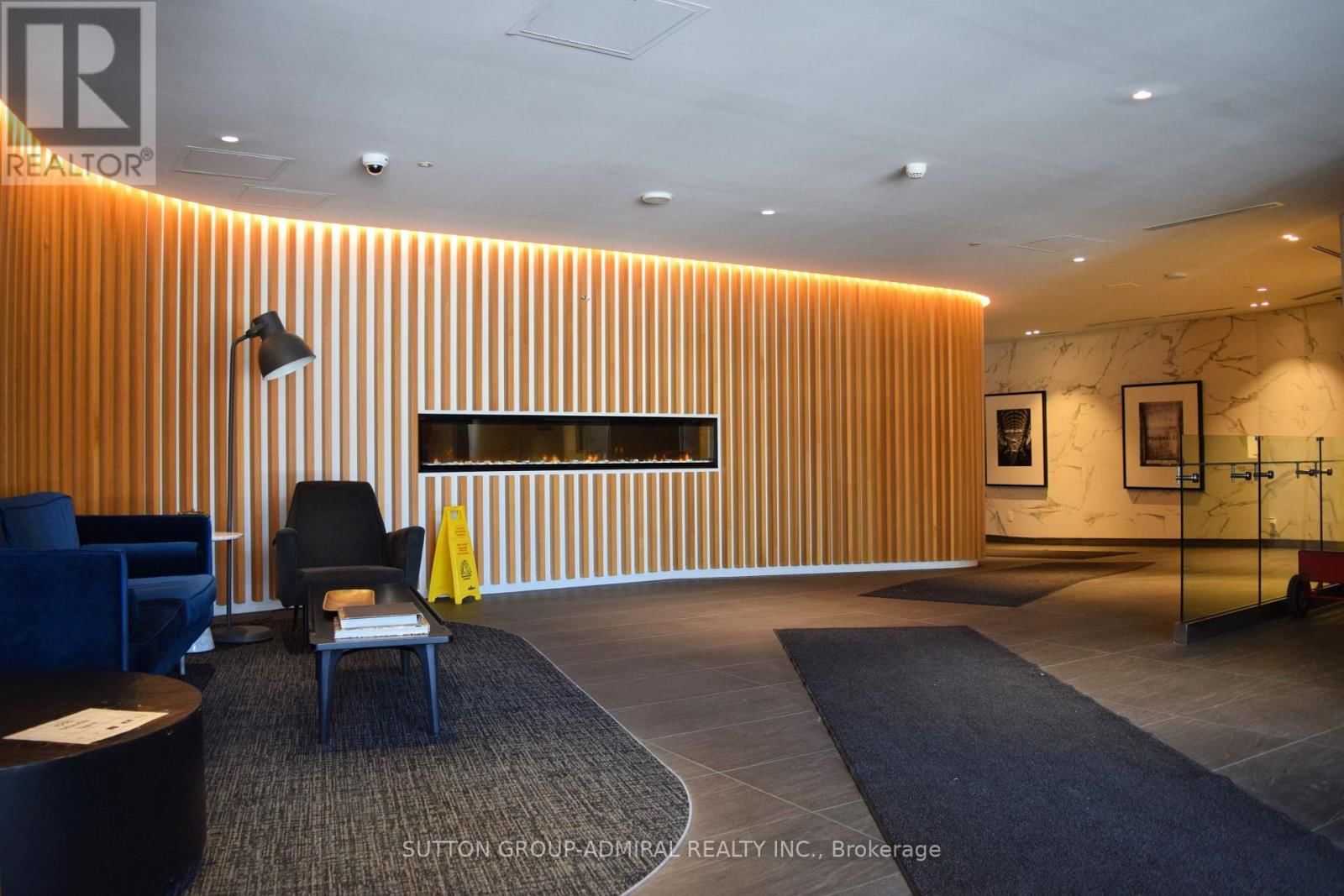 #402 - 160 FLEMINGTON ROAD Image 5