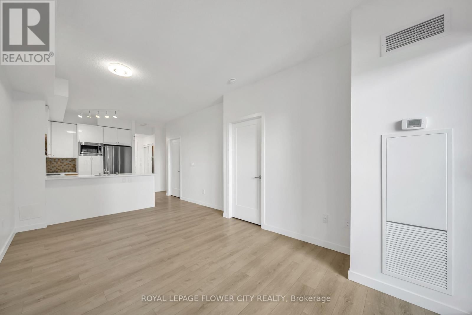 909 - 385 PRINCE OF WALES DRIVE WEST Image 24