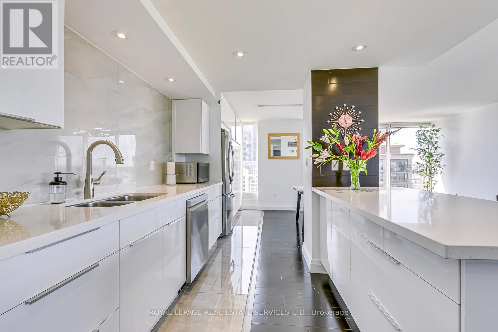 1607 - 2045 LAKE SHORE BOULEVARD WEST Image 15