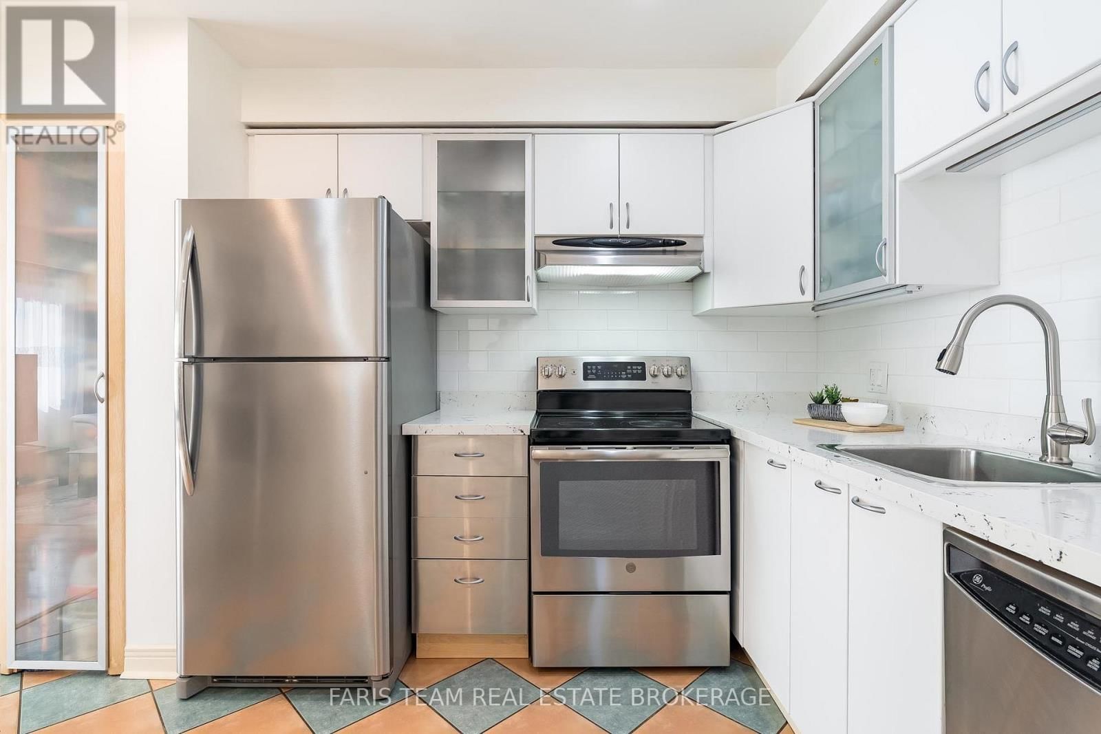 18 - 2075 ASTA DRIVE Image 6