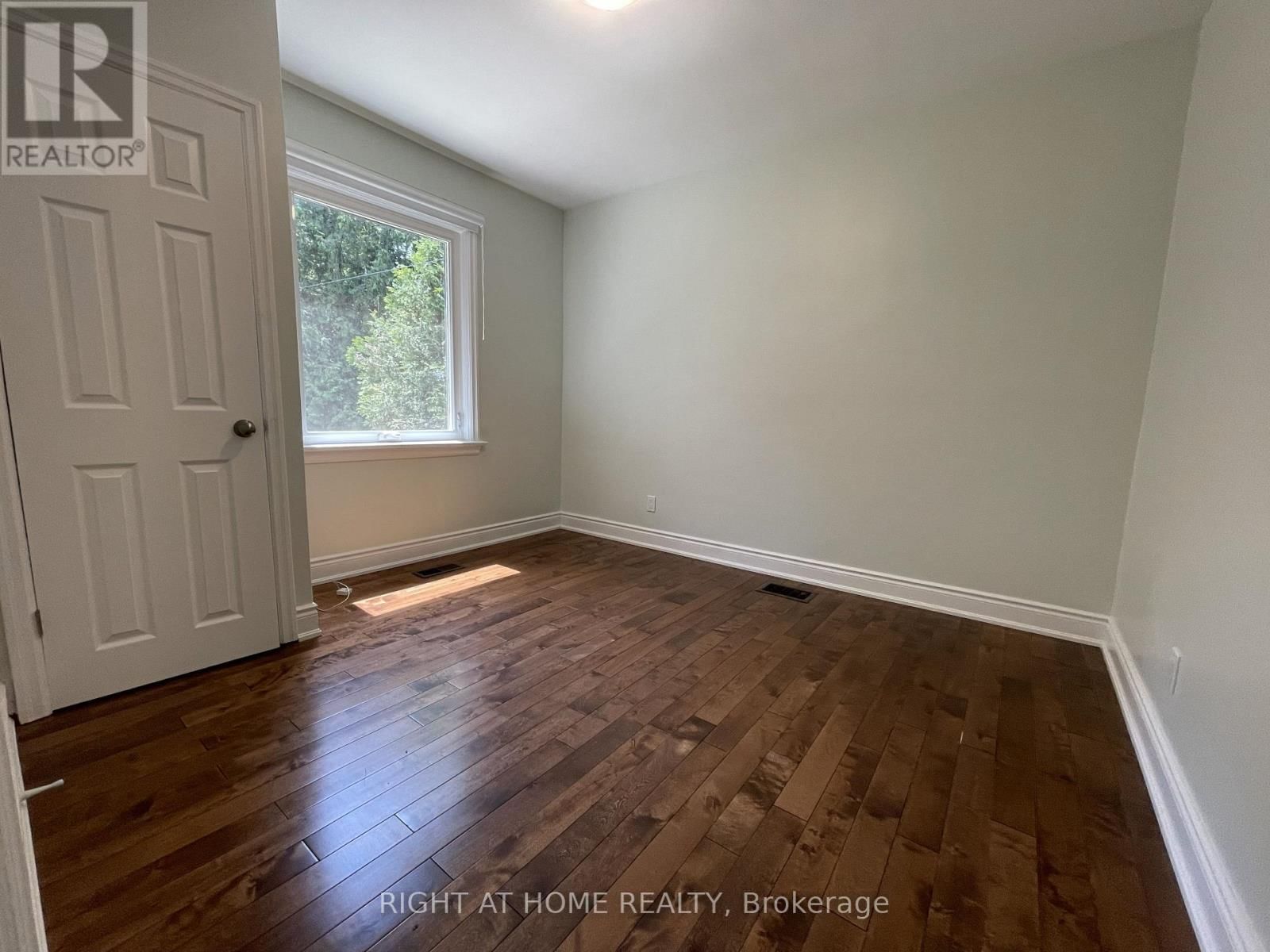 230 MARTIN GROVE ROAD Image 13