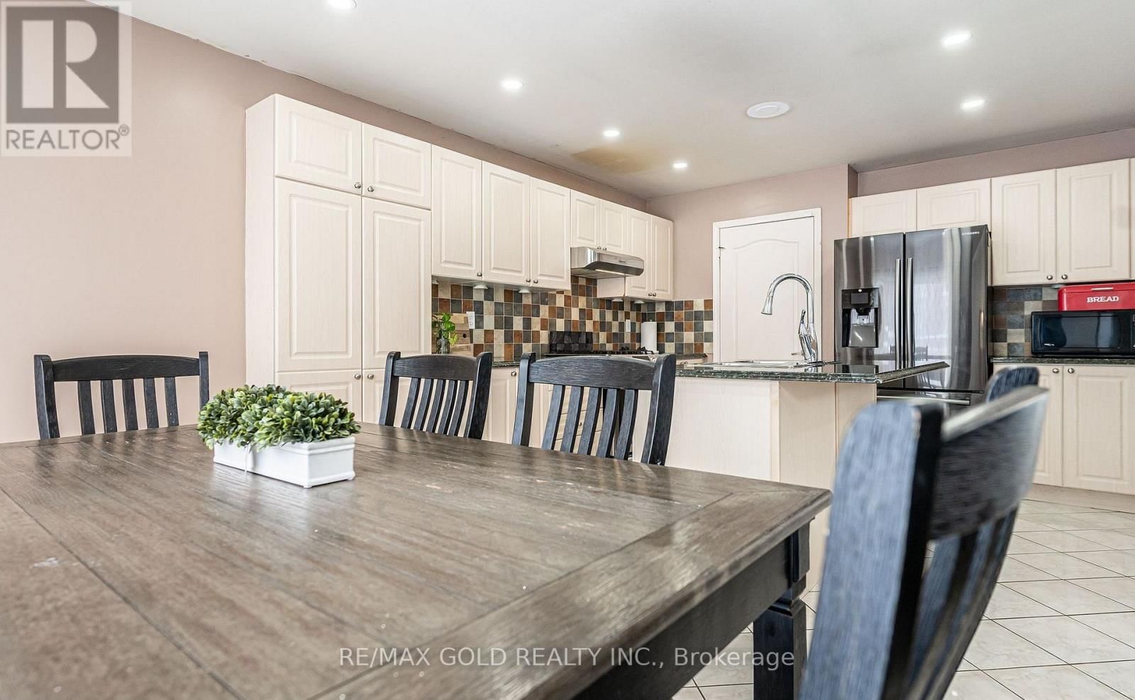 2 ZIMMER STREET Image 16