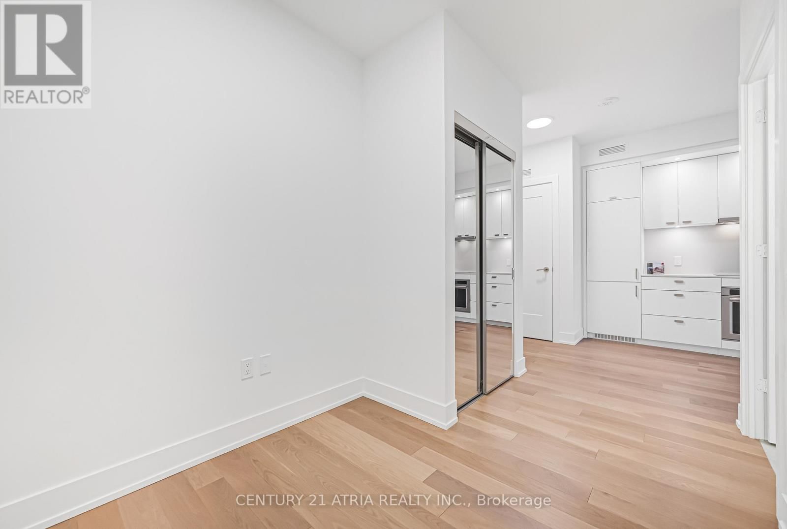 418 - 858 DUPONT STREET Image 8