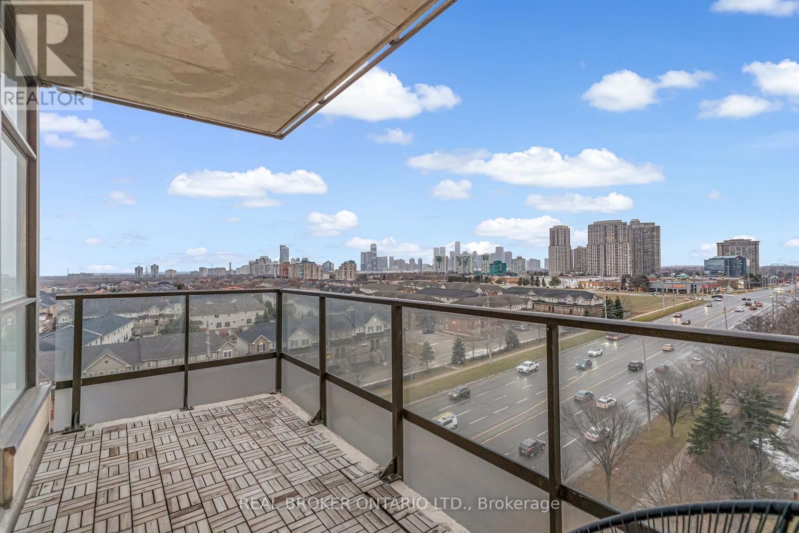 904 - 220 FORUM DRIVE Image 19