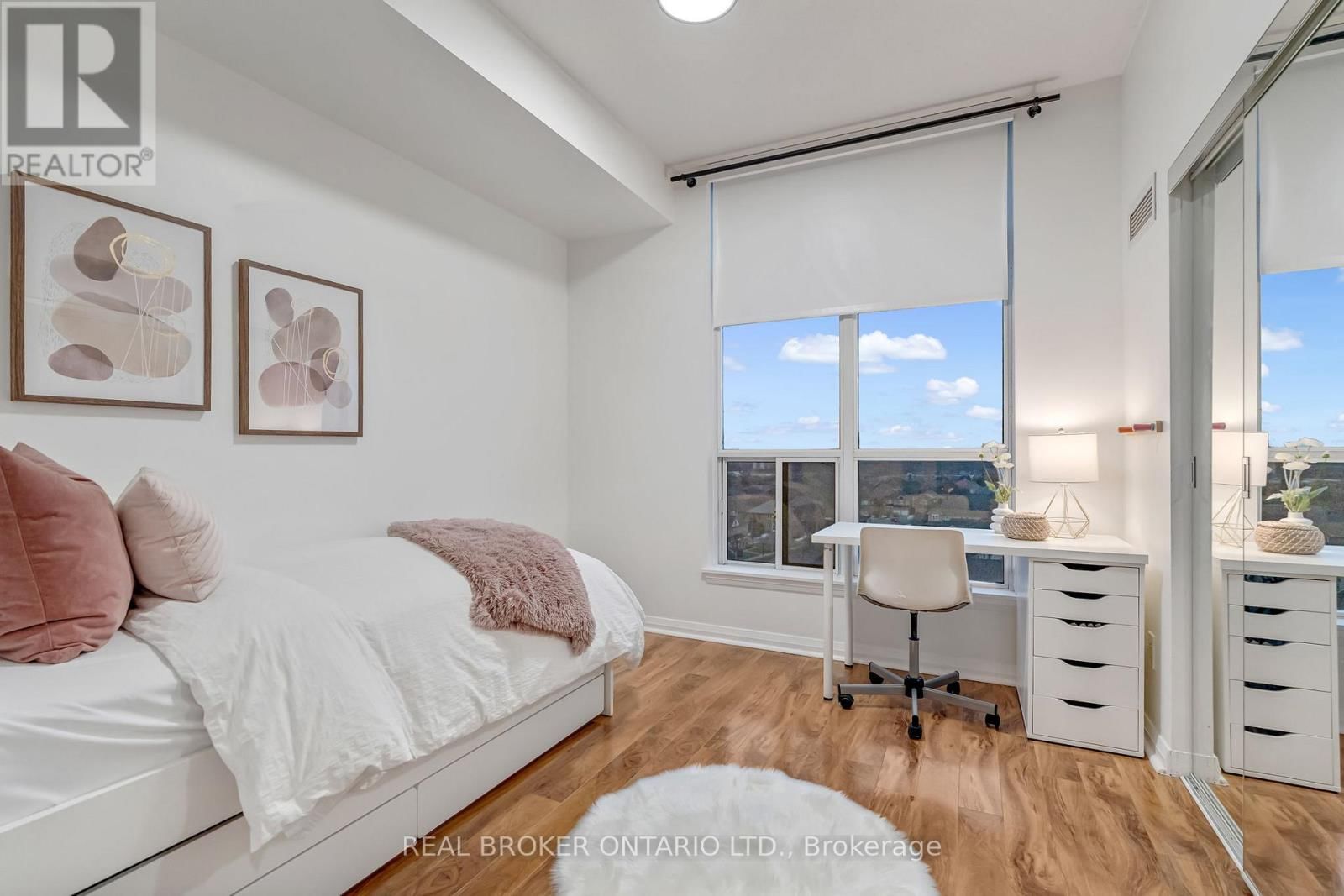 904 - 220 FORUM DRIVE Image 9