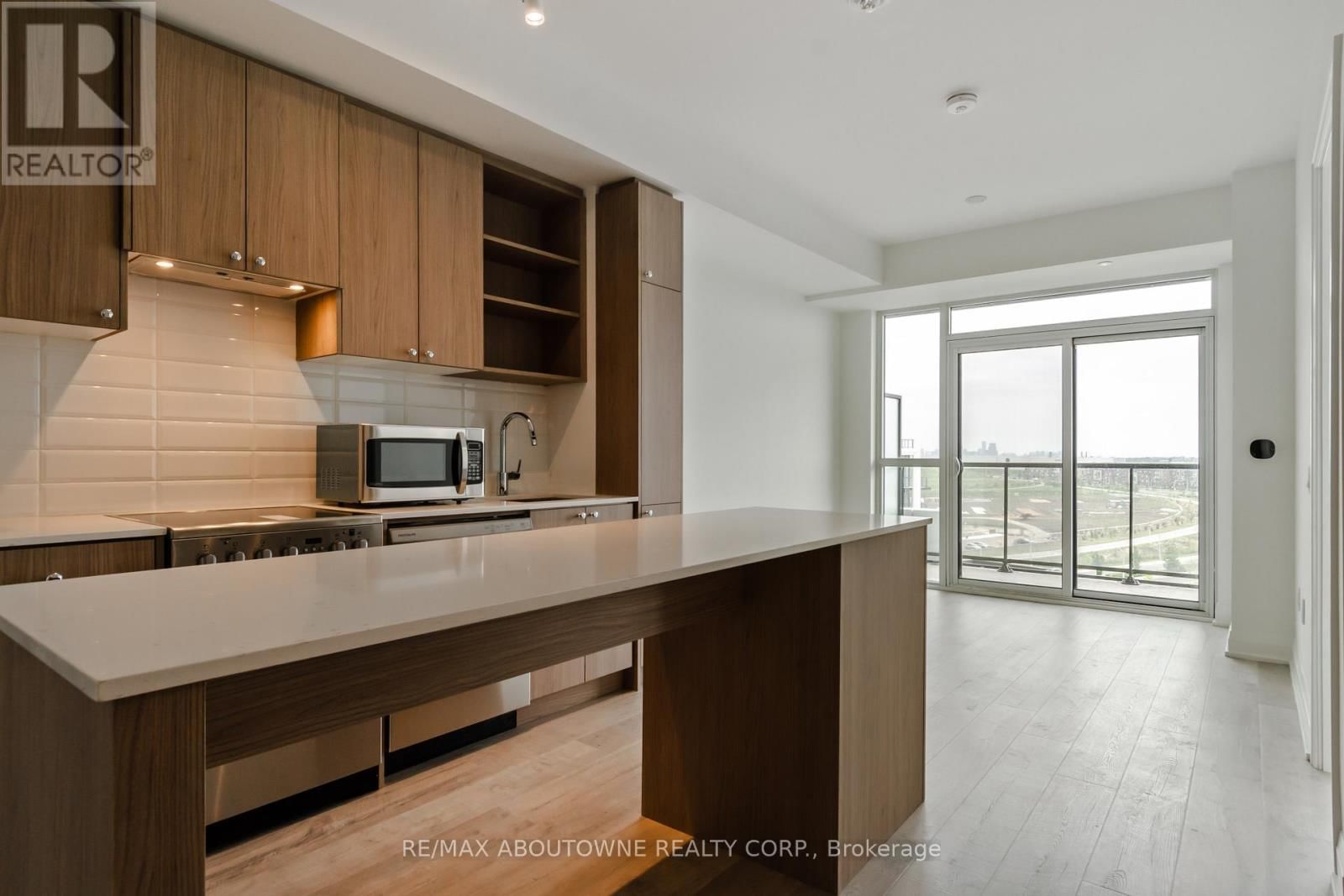 814 - 50 GEORGE BUTCHART DRIVE Image 6