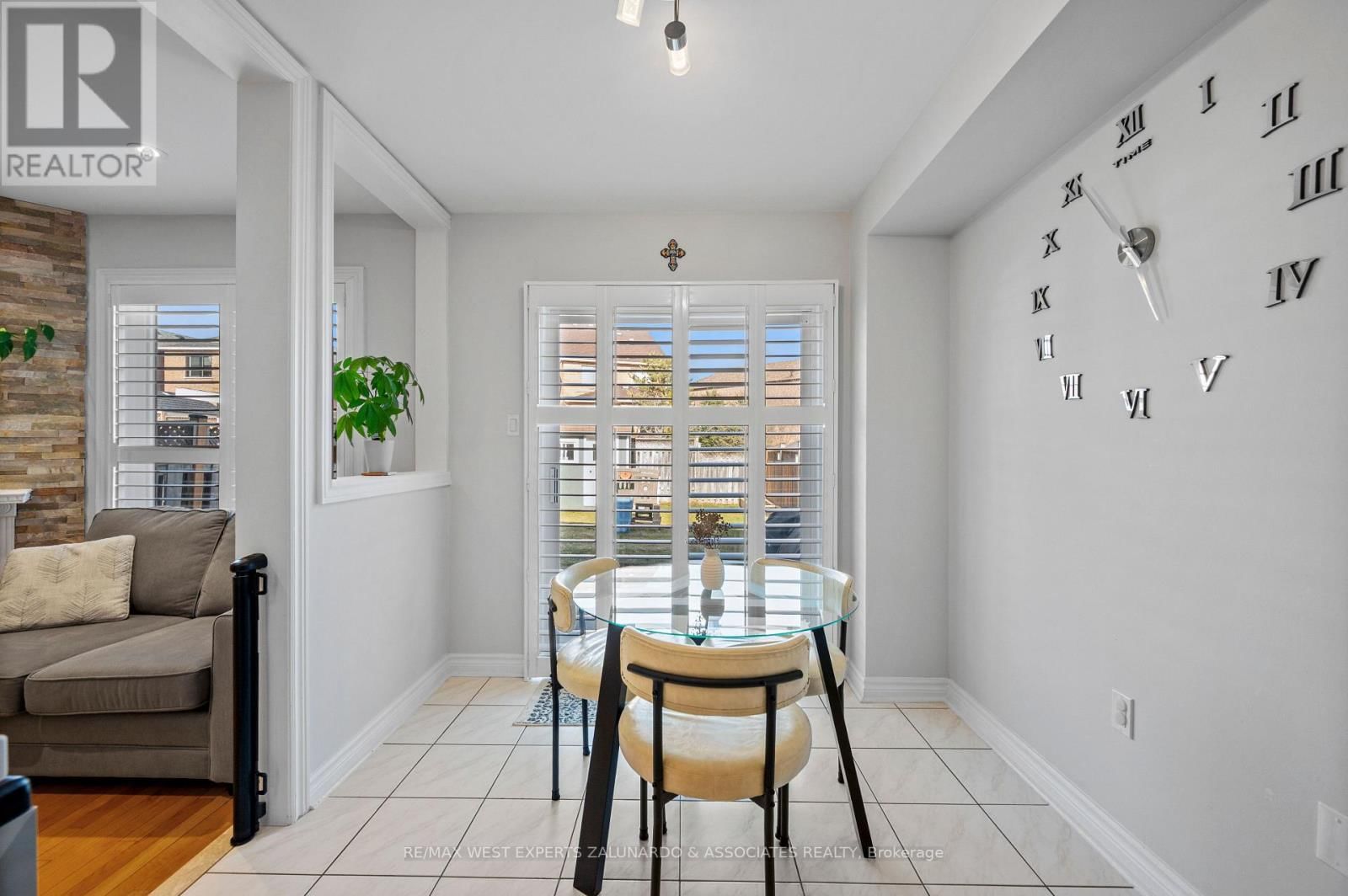 24 MANORWOOD COURT Image 12