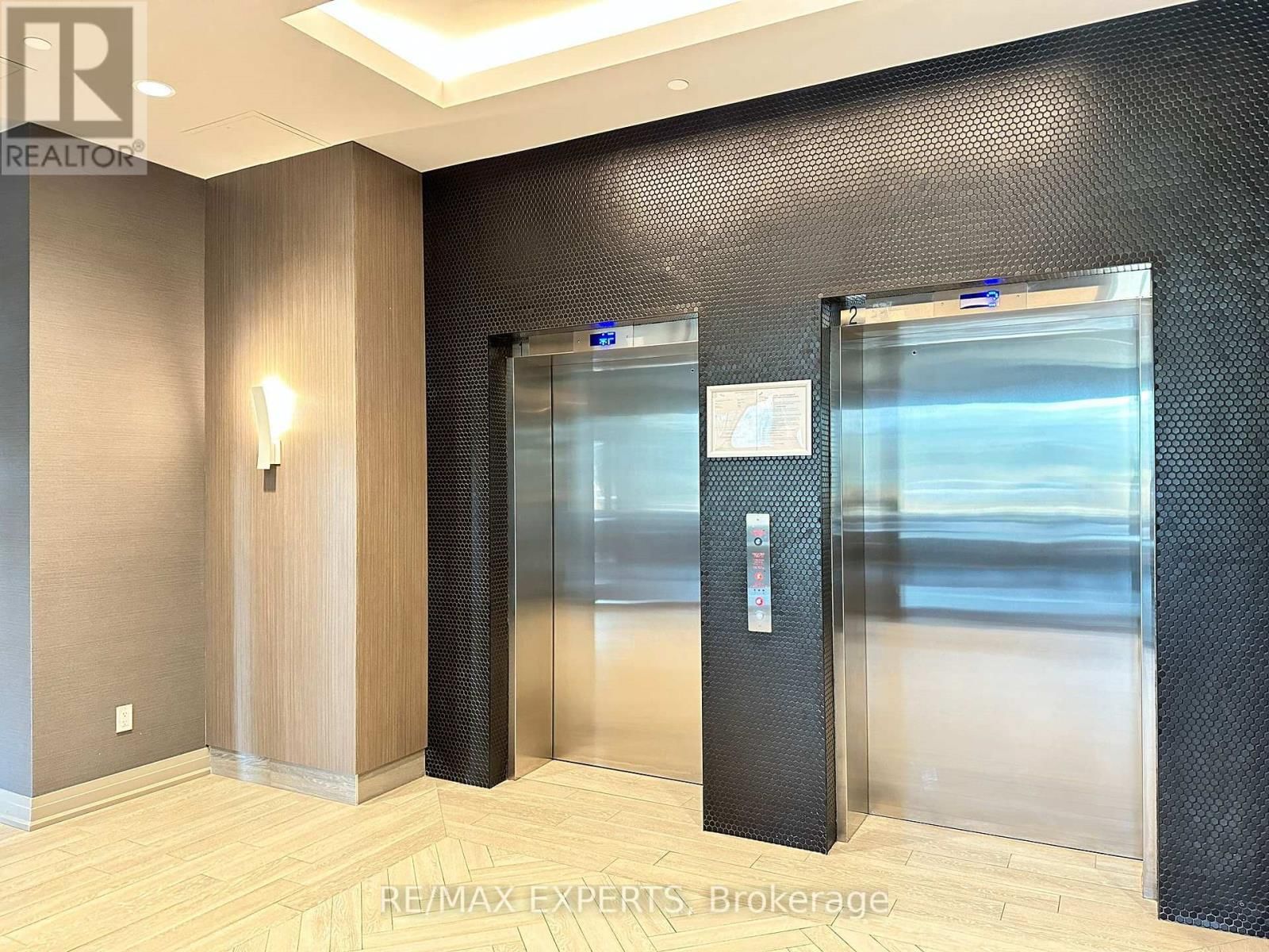 206 - 95 DUNDAS STREET WEST Image 5