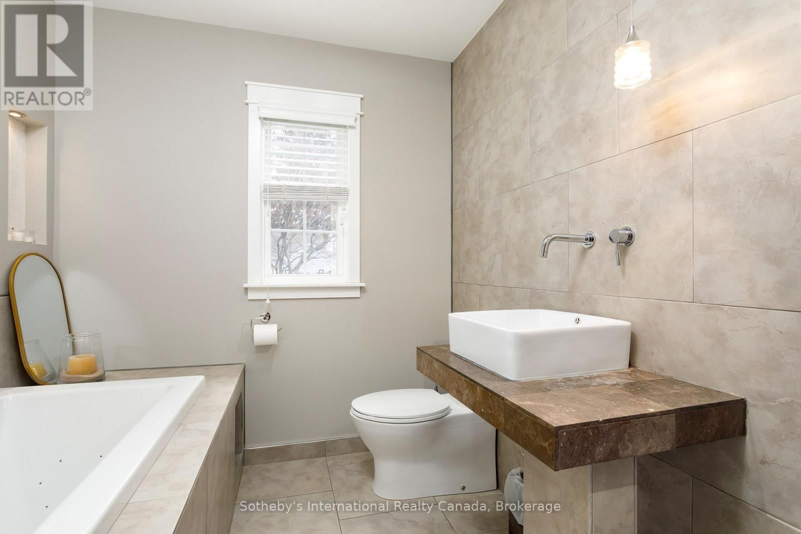 32 ANDERSON STREET Image 13