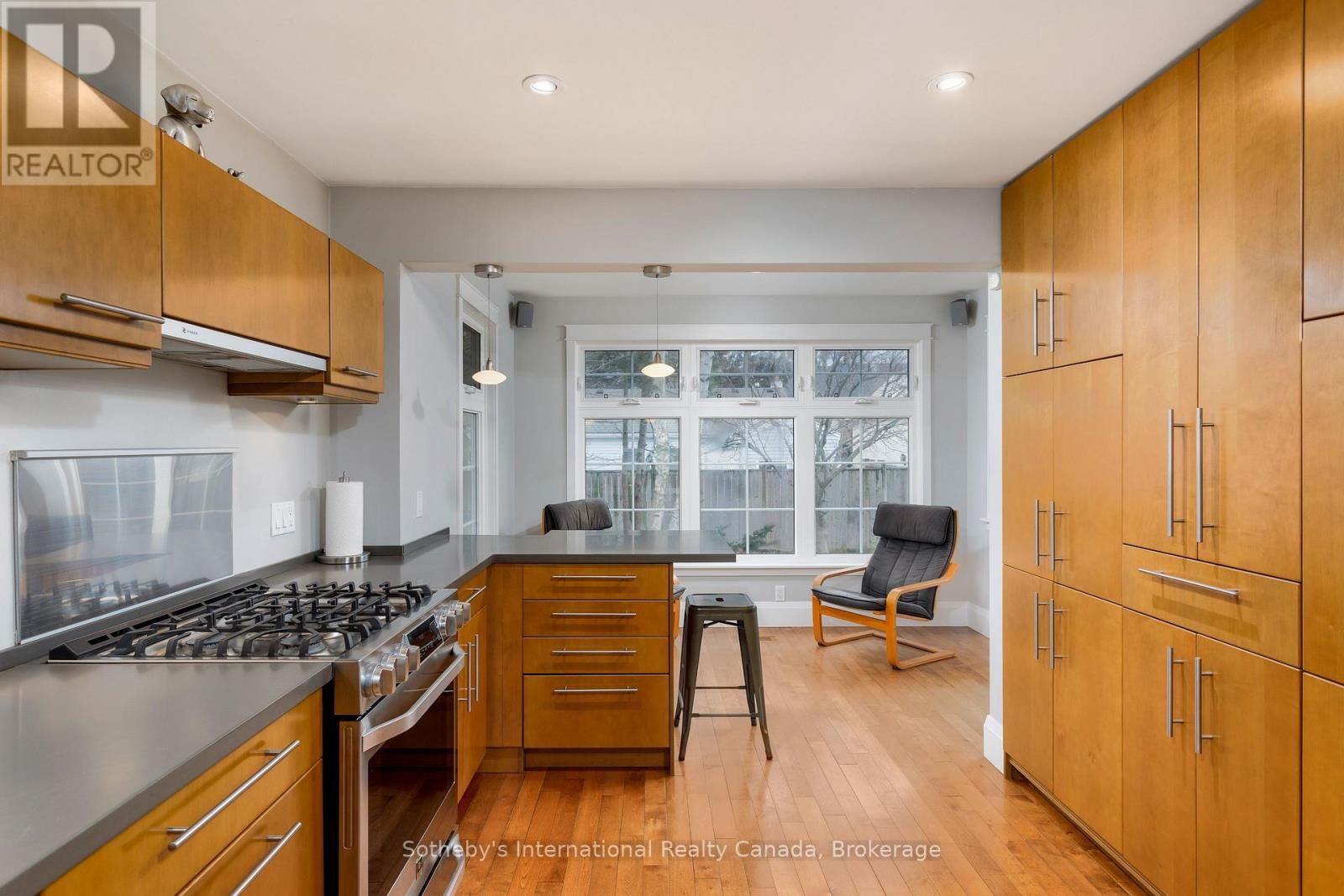 32 ANDERSON STREET Image 16