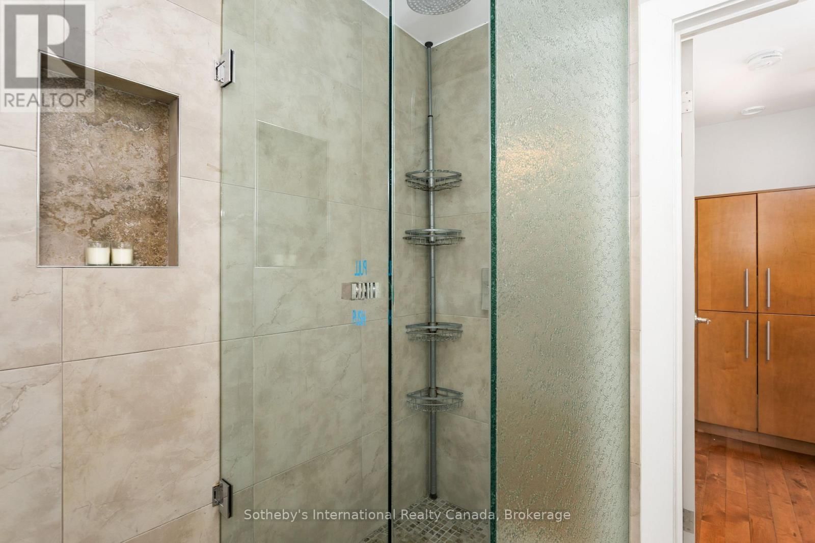 32 ANDERSON STREET Image 25