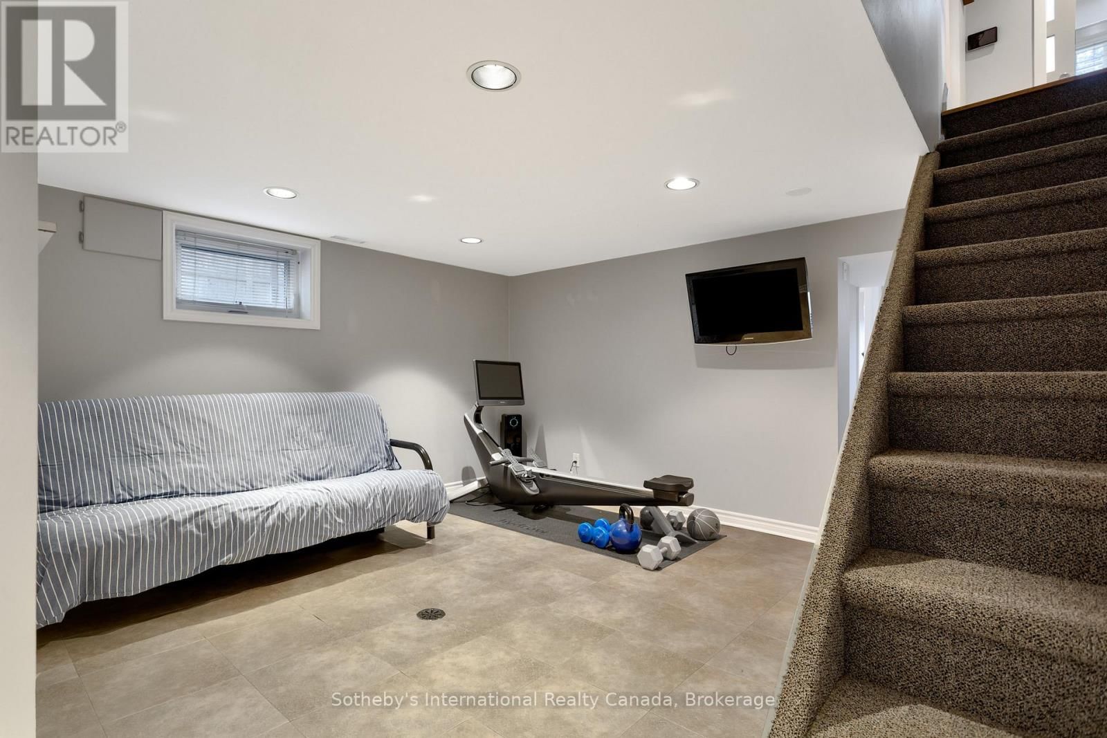 32 ANDERSON STREET Image 30