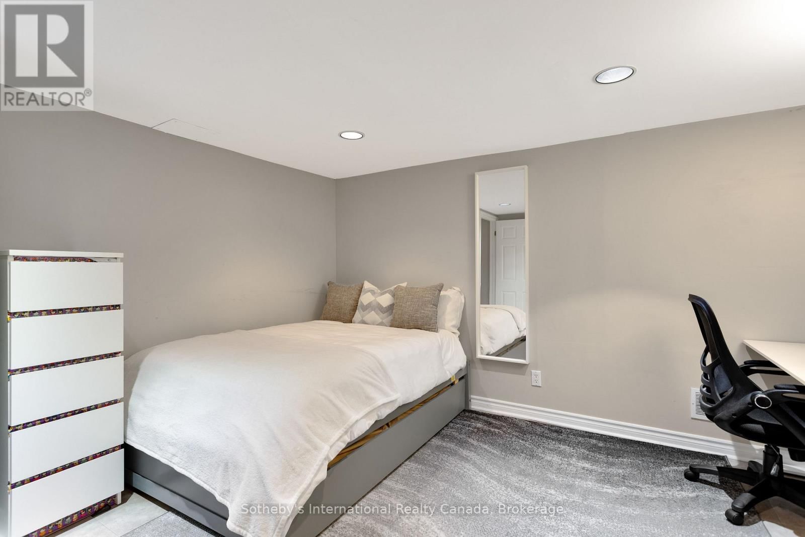 32 ANDERSON STREET Image 33