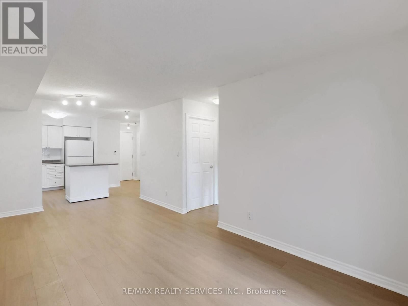 504 - 3880 DUKE OF YORK BOULEVARD Image 13