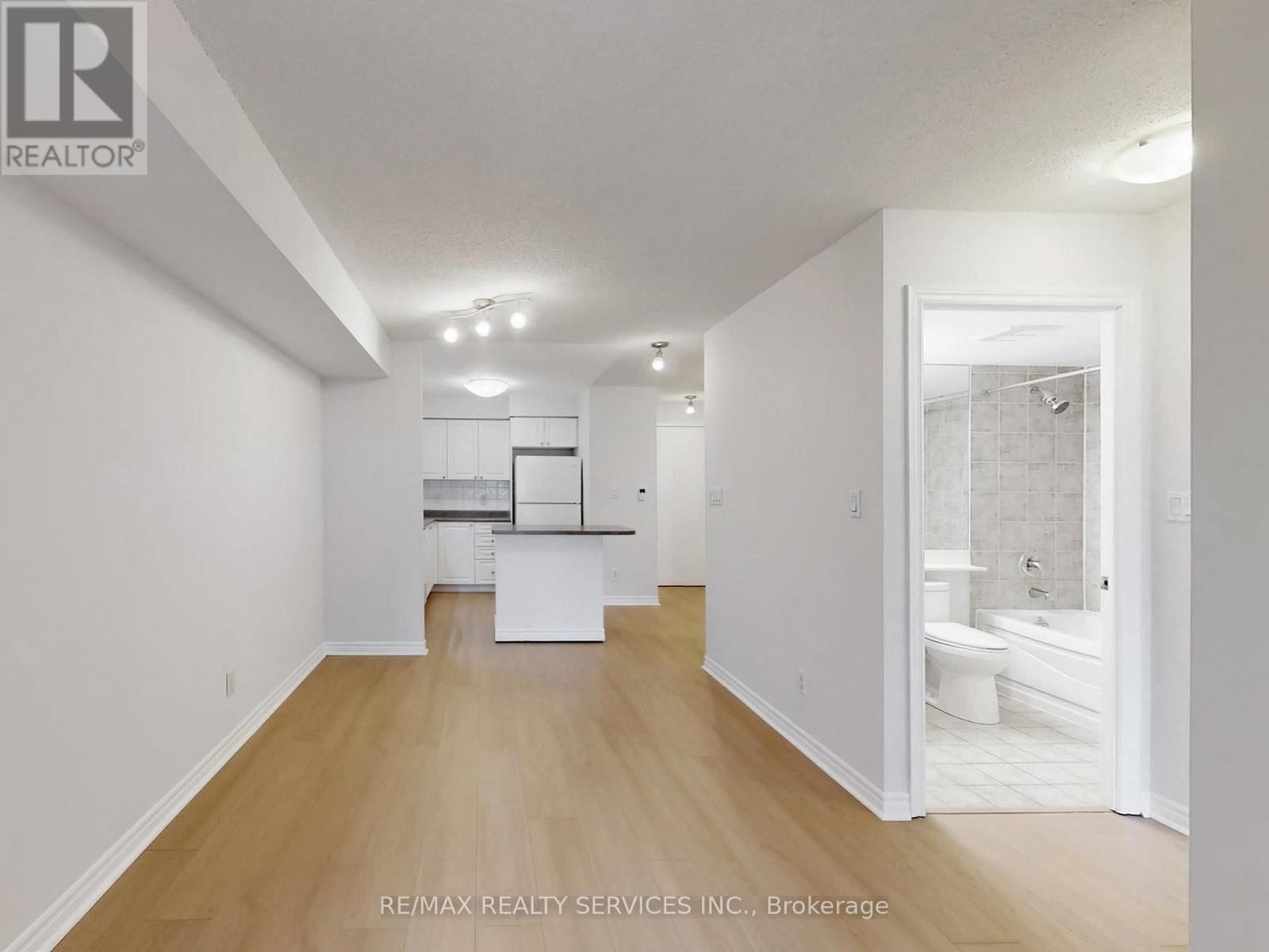 504 - 3880 DUKE OF YORK BOULEVARD Image 14