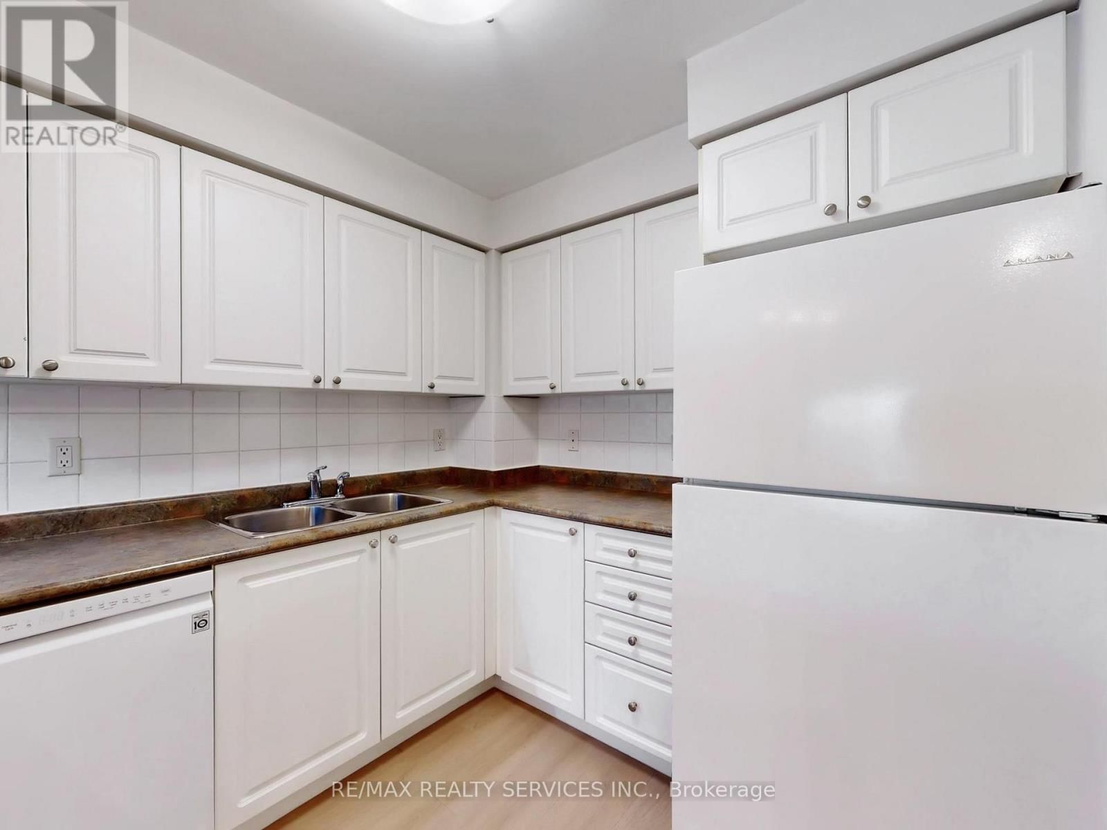 504 - 3880 DUKE OF YORK BOULEVARD Image 17