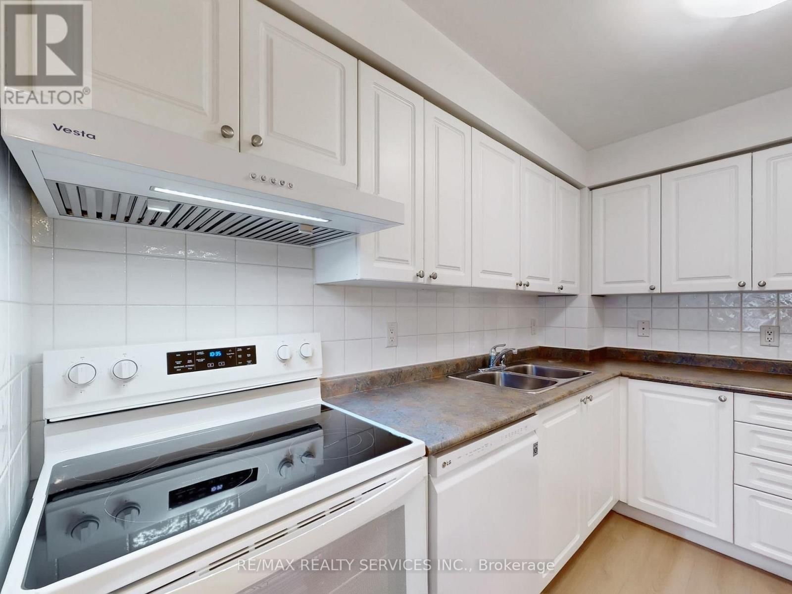 504 - 3880 DUKE OF YORK BOULEVARD Image 19