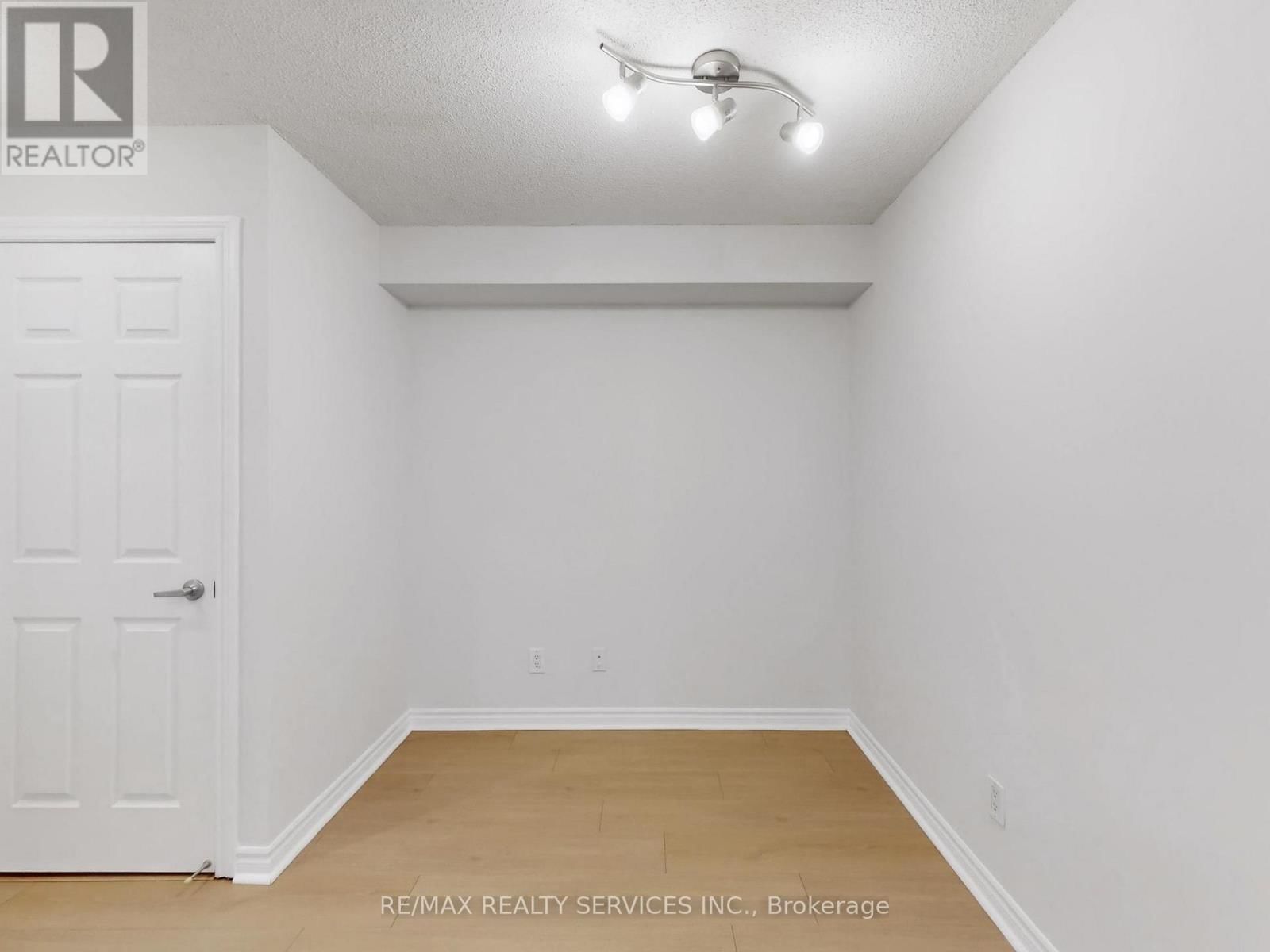 504 - 3880 DUKE OF YORK BOULEVARD Image 21