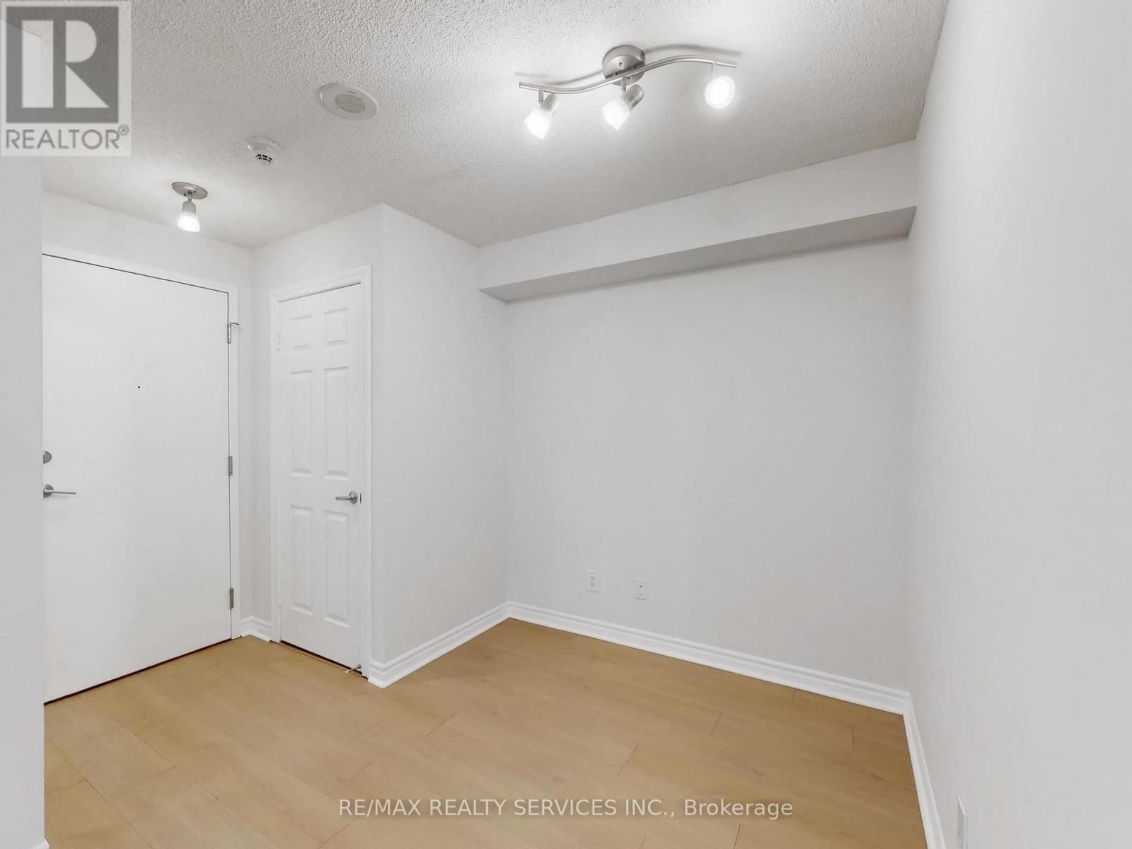 504 - 3880 DUKE OF YORK BOULEVARD Image 23