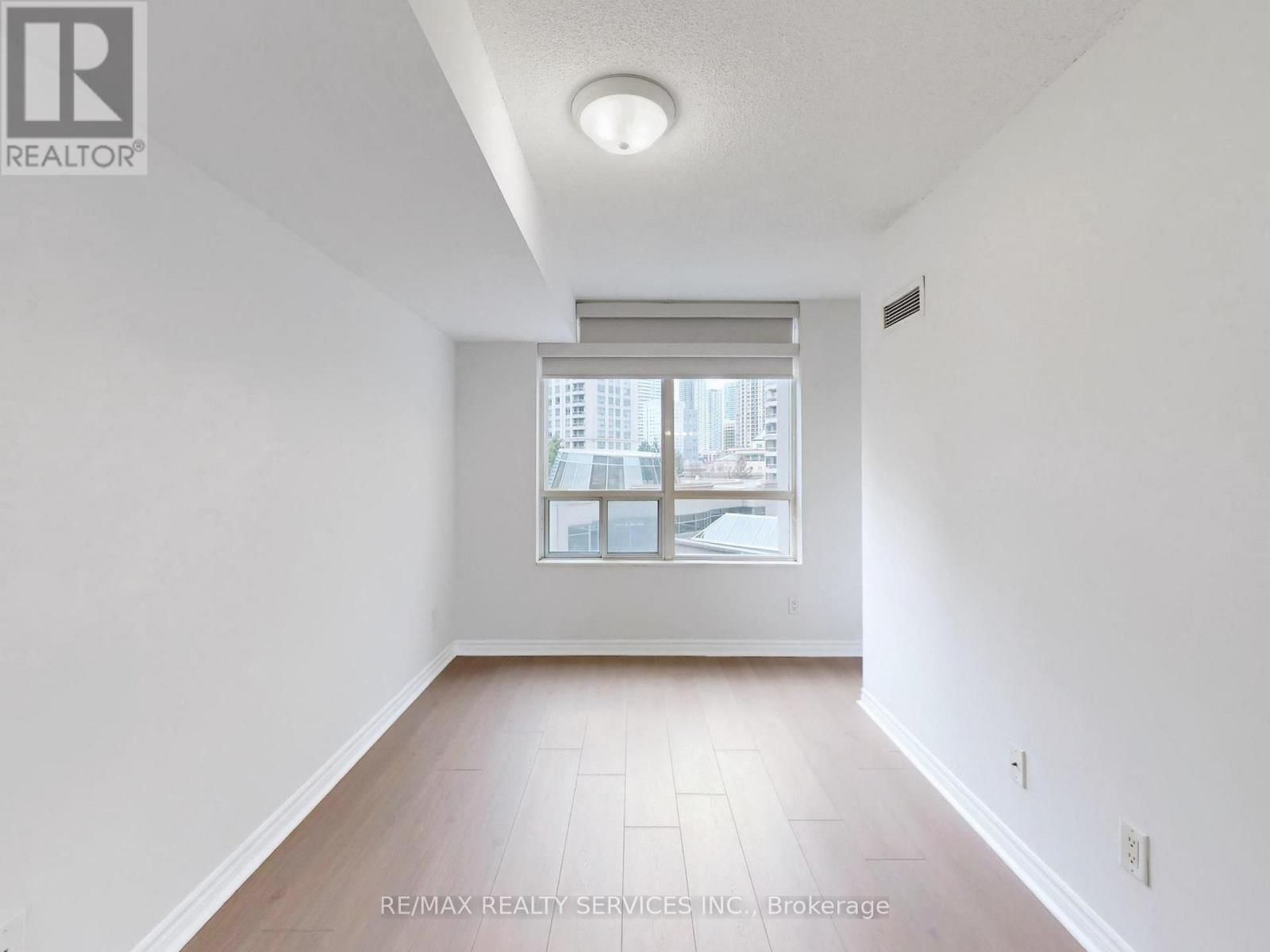 504 - 3880 DUKE OF YORK BOULEVARD Image 25