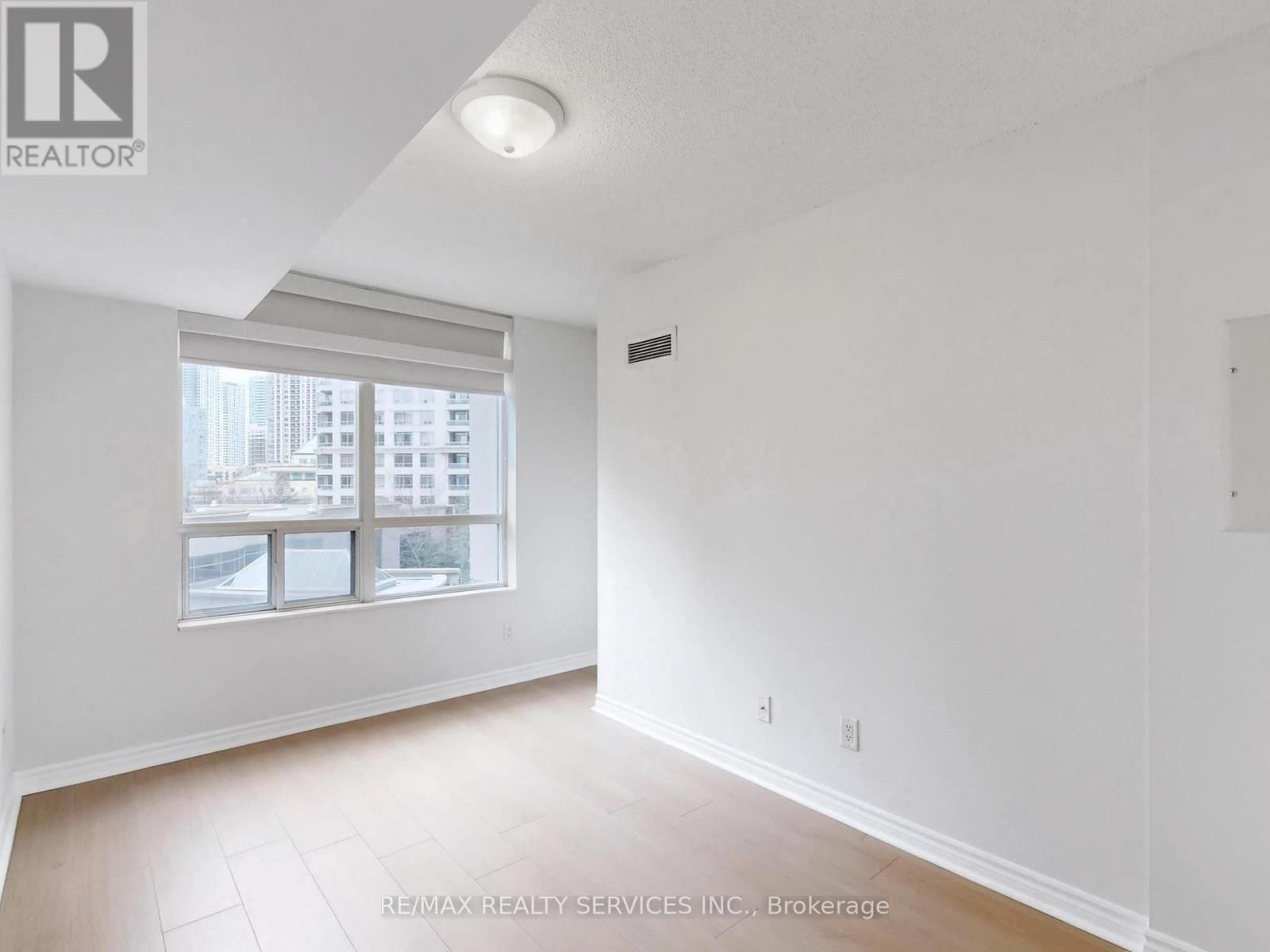 504 - 3880 DUKE OF YORK BOULEVARD Image 27