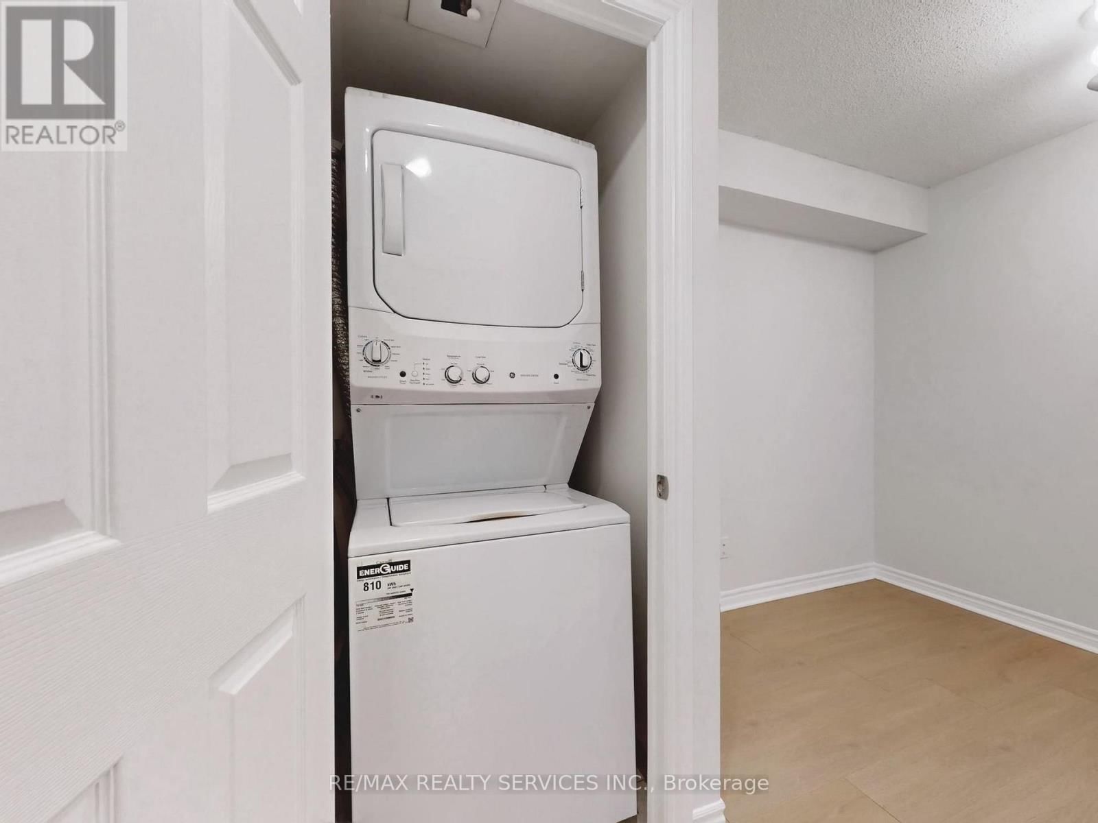 504 - 3880 DUKE OF YORK BOULEVARD Image 32