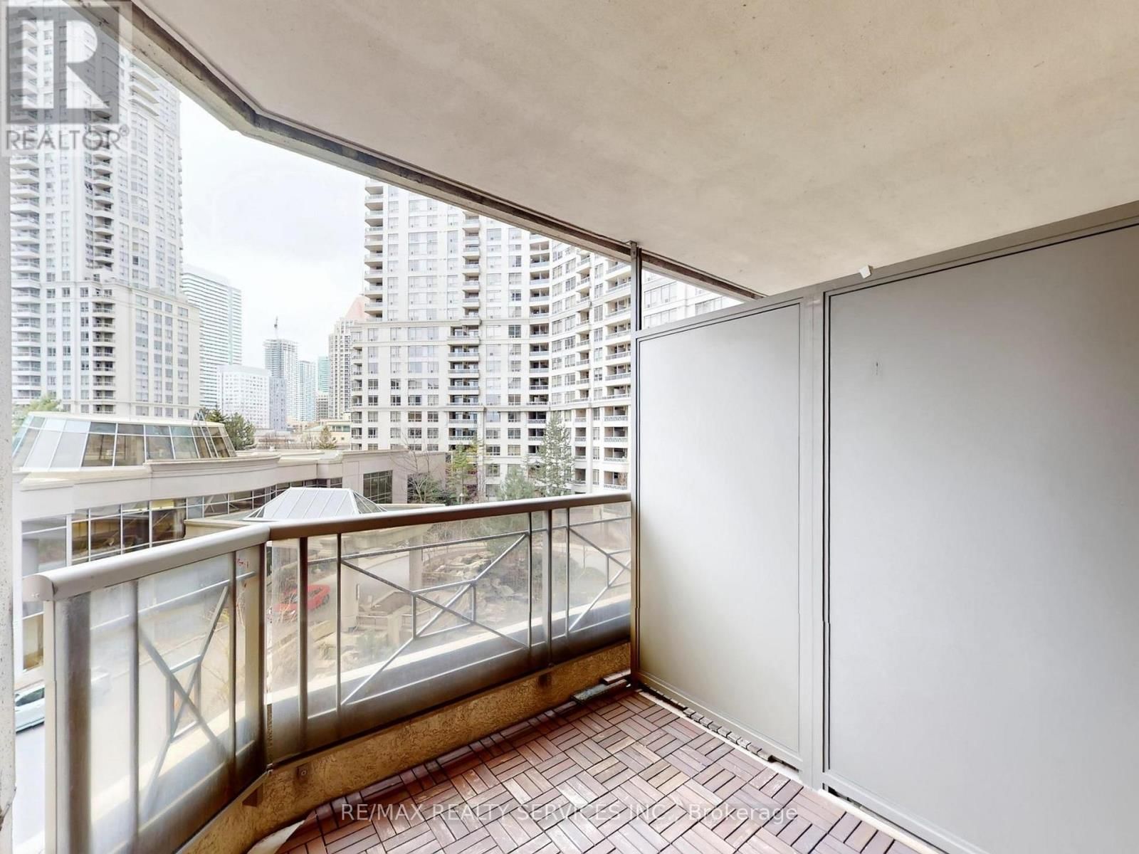 504 - 3880 DUKE OF YORK BOULEVARD Image 33