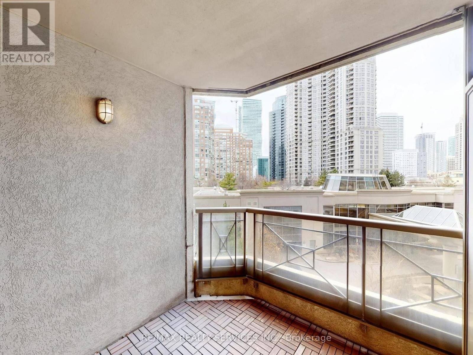 504 - 3880 DUKE OF YORK BOULEVARD Image 34