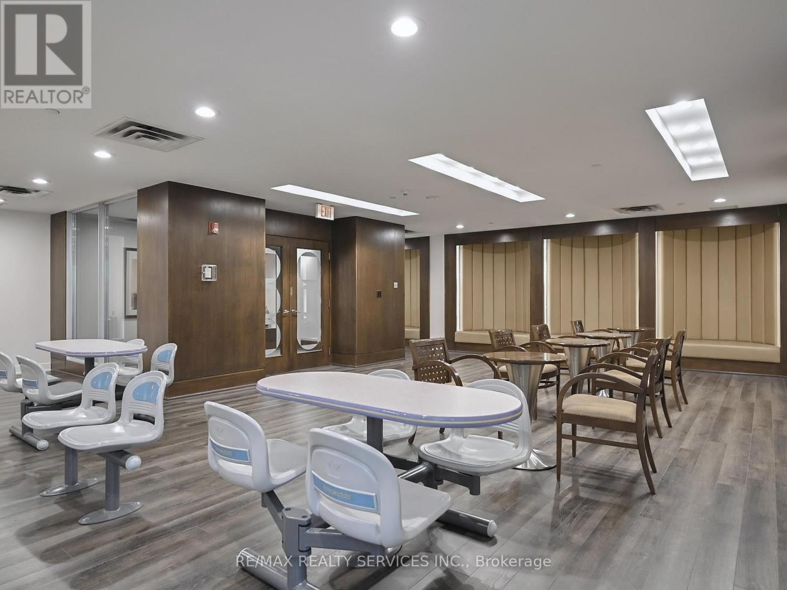 504 - 3880 DUKE OF YORK BOULEVARD Image 42