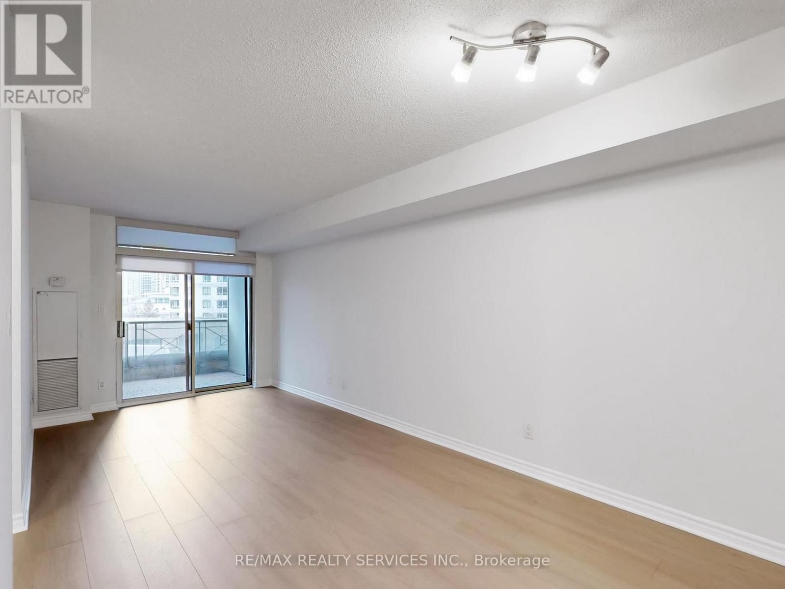 504 - 3880 DUKE OF YORK BOULEVARD Image 8