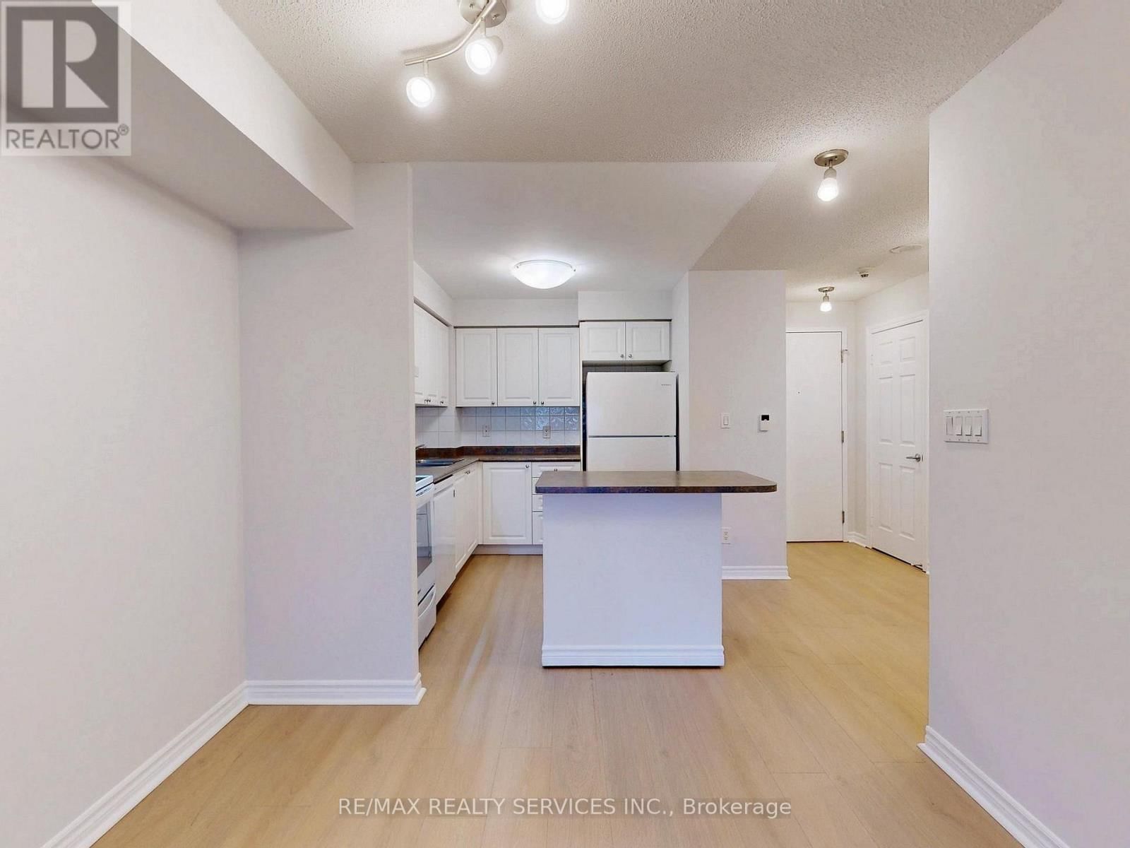 504 - 3880 DUKE OF YORK BOULEVARD Image 9